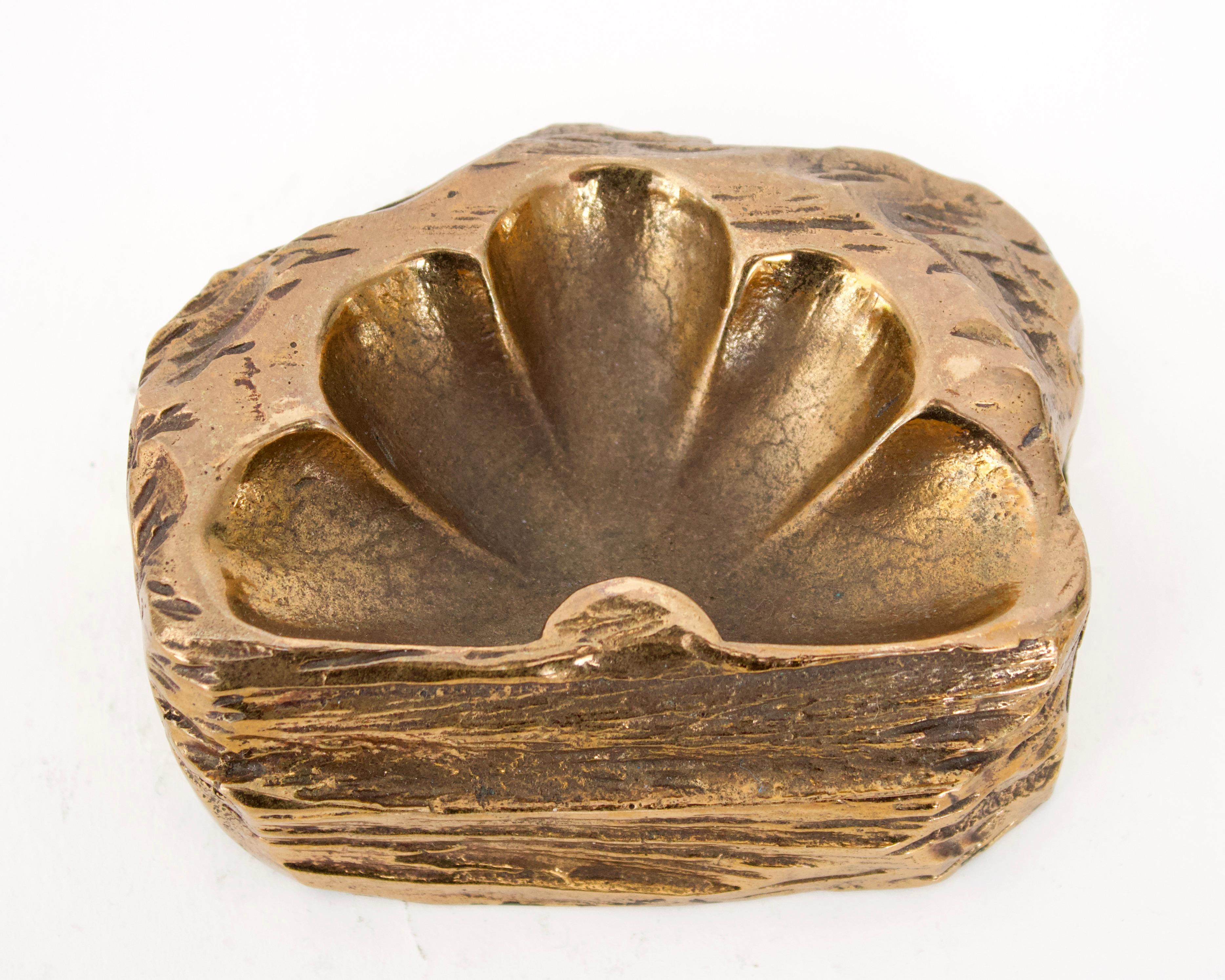 Un vide poche ou plat décoratif en bronze de l'artiste française Monique Gerber. Cet exemple est une demi-fleur émergeant d'une grotte rocheuse très sculpturale. 
 

