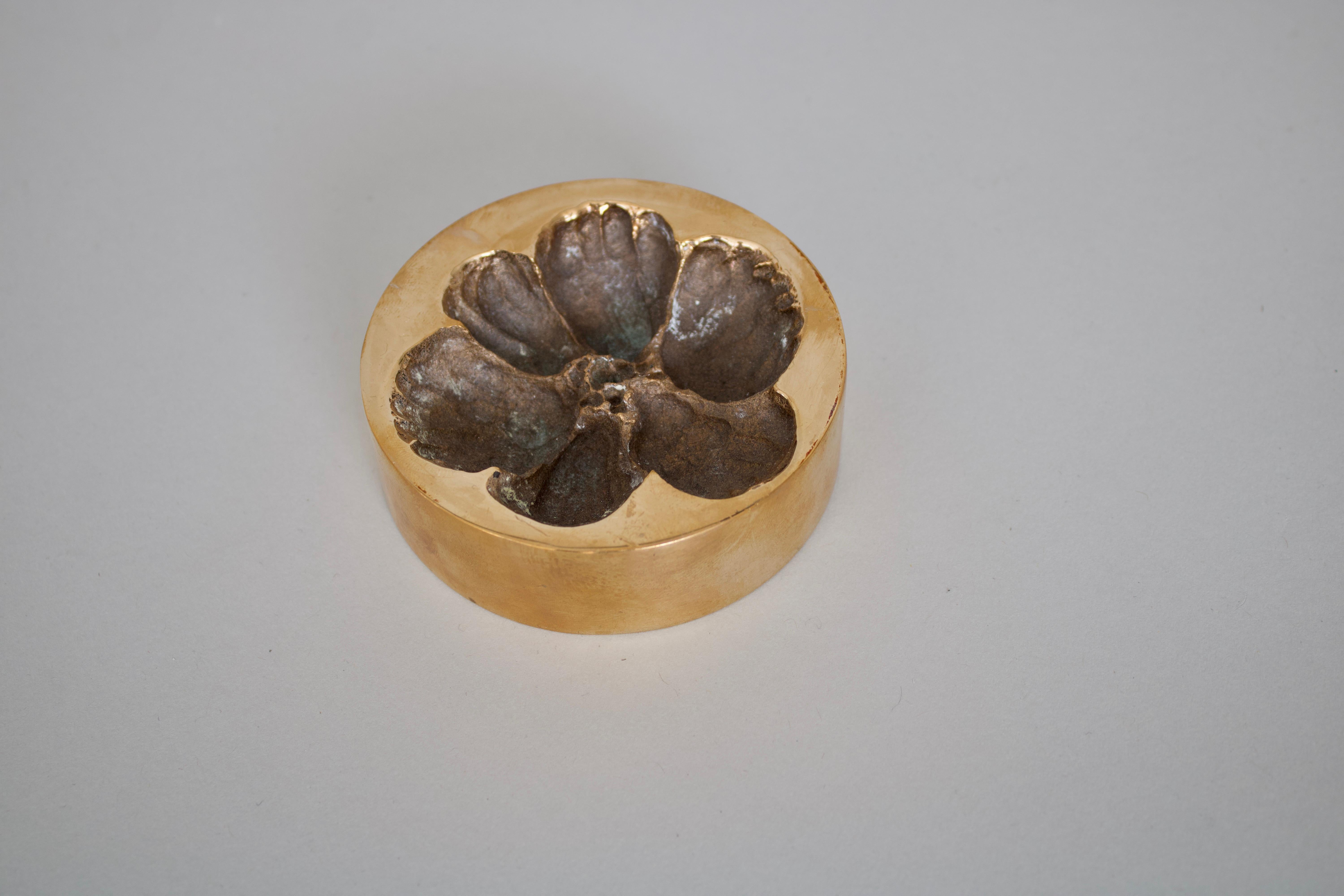 A bronze vide poche or decorative dish by French artist Monique Gerber in the motif of a large petal Marguerite or daisy. Classic Monique Gerber c 1970
Signed MG.

