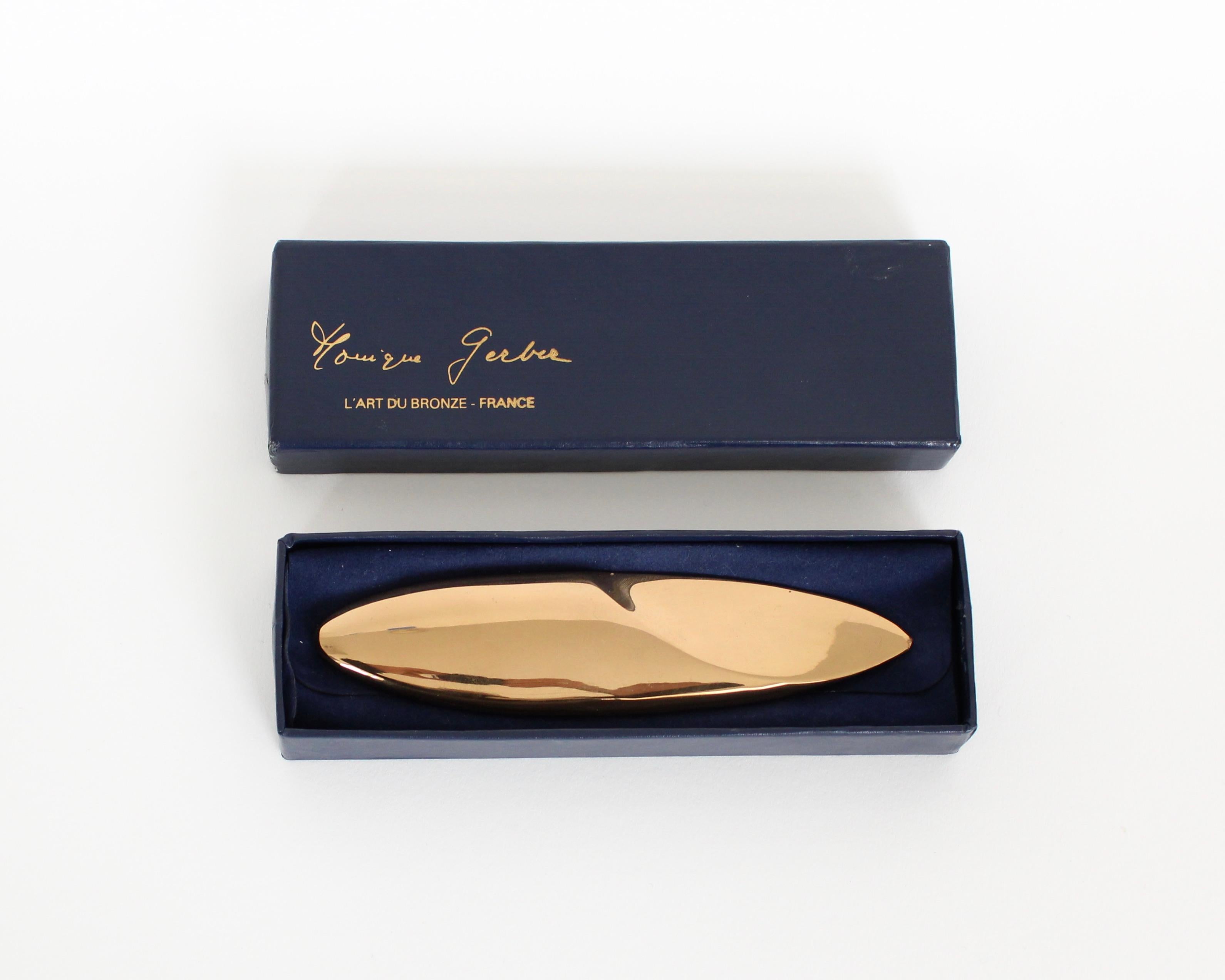 Abrecartas de fundición de bronce francés Monique Gerber, con una forma muy escultural y minimalista. 
Diseñado por Monique Gerber. 
También puede utilizarse como objeto escultórico o pisapapeles.
Recuerda a una forma Brancusi. 
Firmado MG