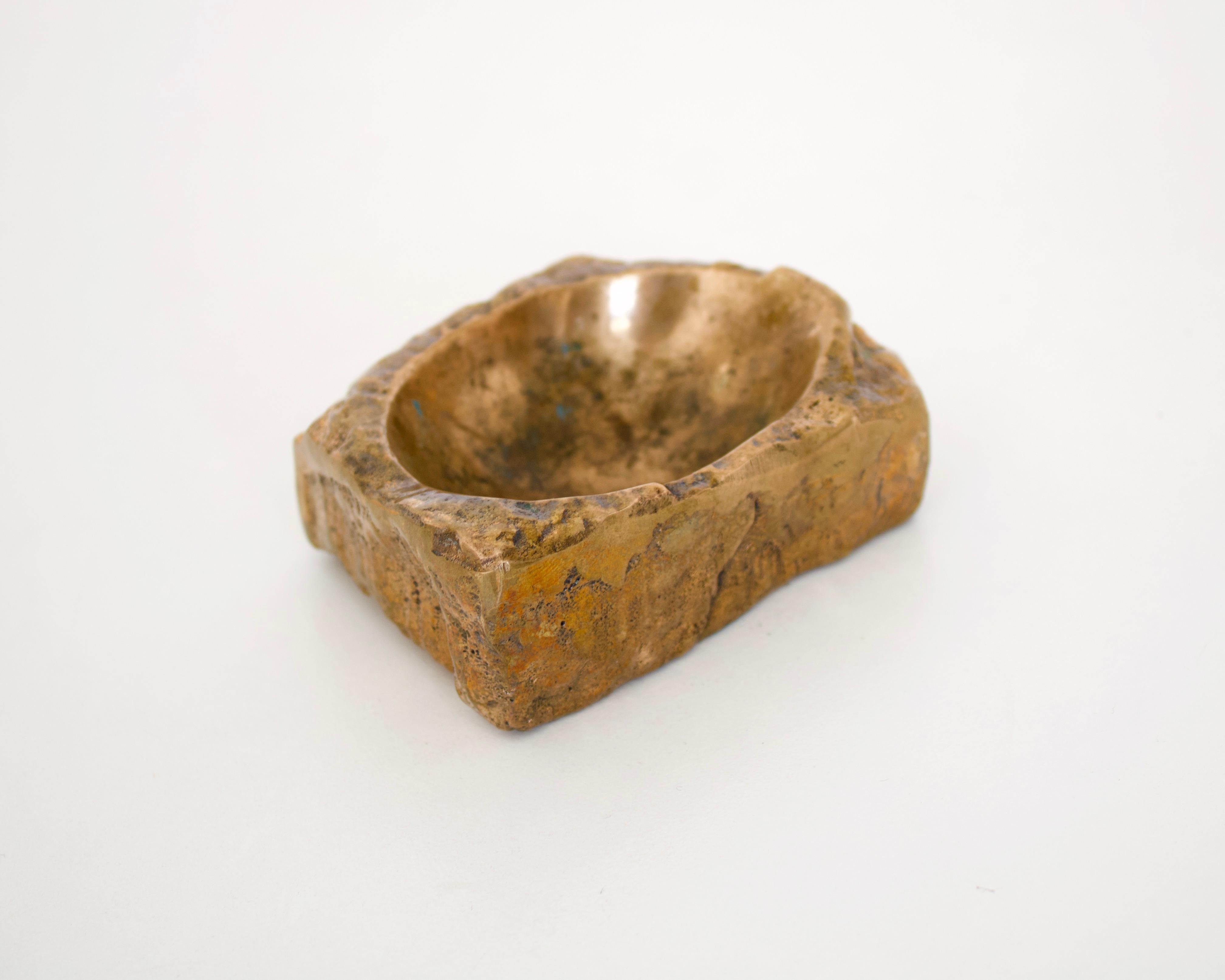 French artist Monique Gerber vintage sculptural bronze abstract rock form vide poche or ashtray. Art du bronze.
Patina is beautiful and shows its age.
These bronze objects were often used as ashtrays and this one has slight evidence of that usage.