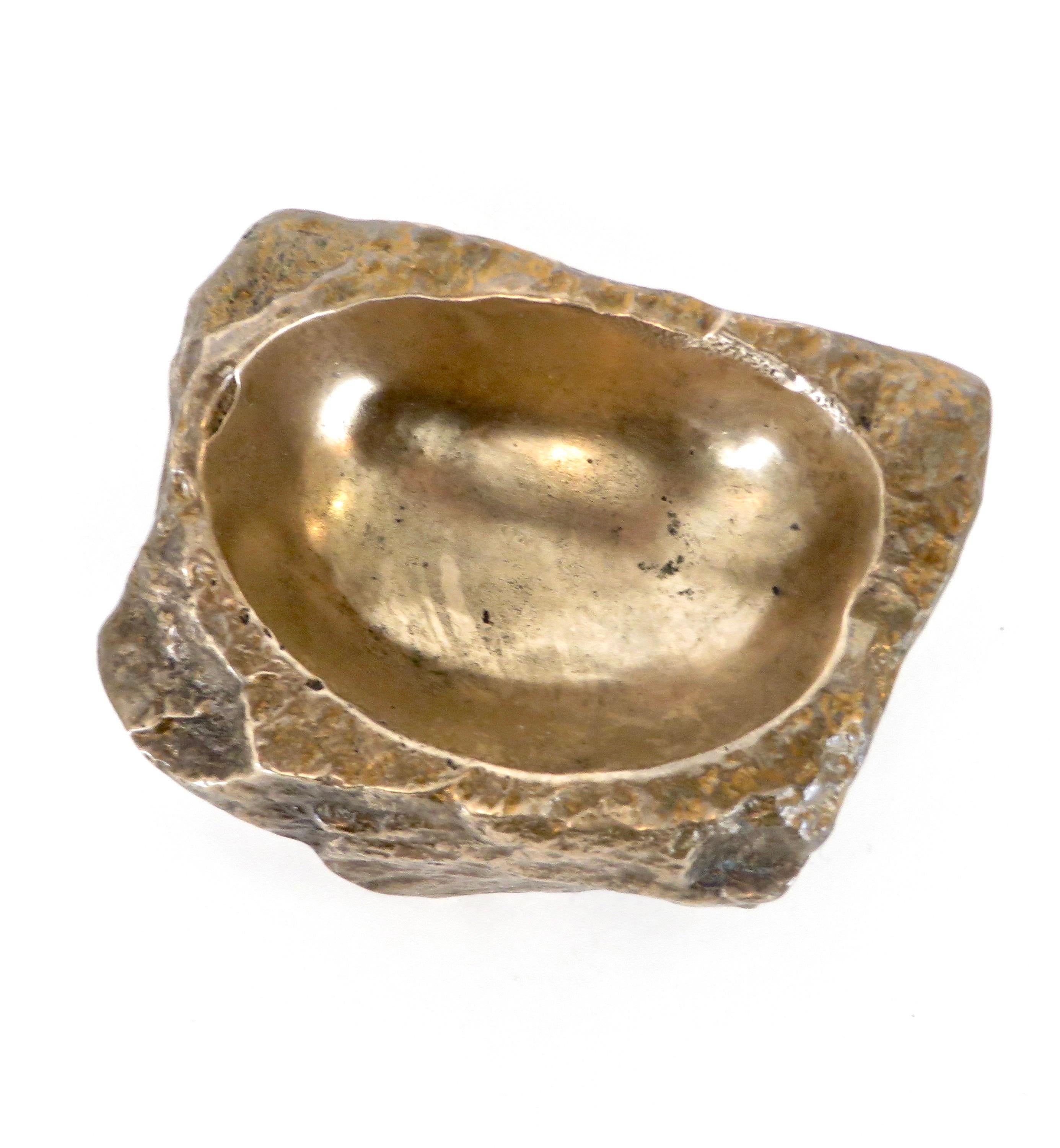 Artista francesa Monique Gerber escultórica vintage de bronce en forma de roca abstracta vide poche o cenicero. Arte del bronce.
La pátina es hermosa y muestra su edad.
Estos objetos de bronce se utilizaban a menudo como ceniceros y éste tiene