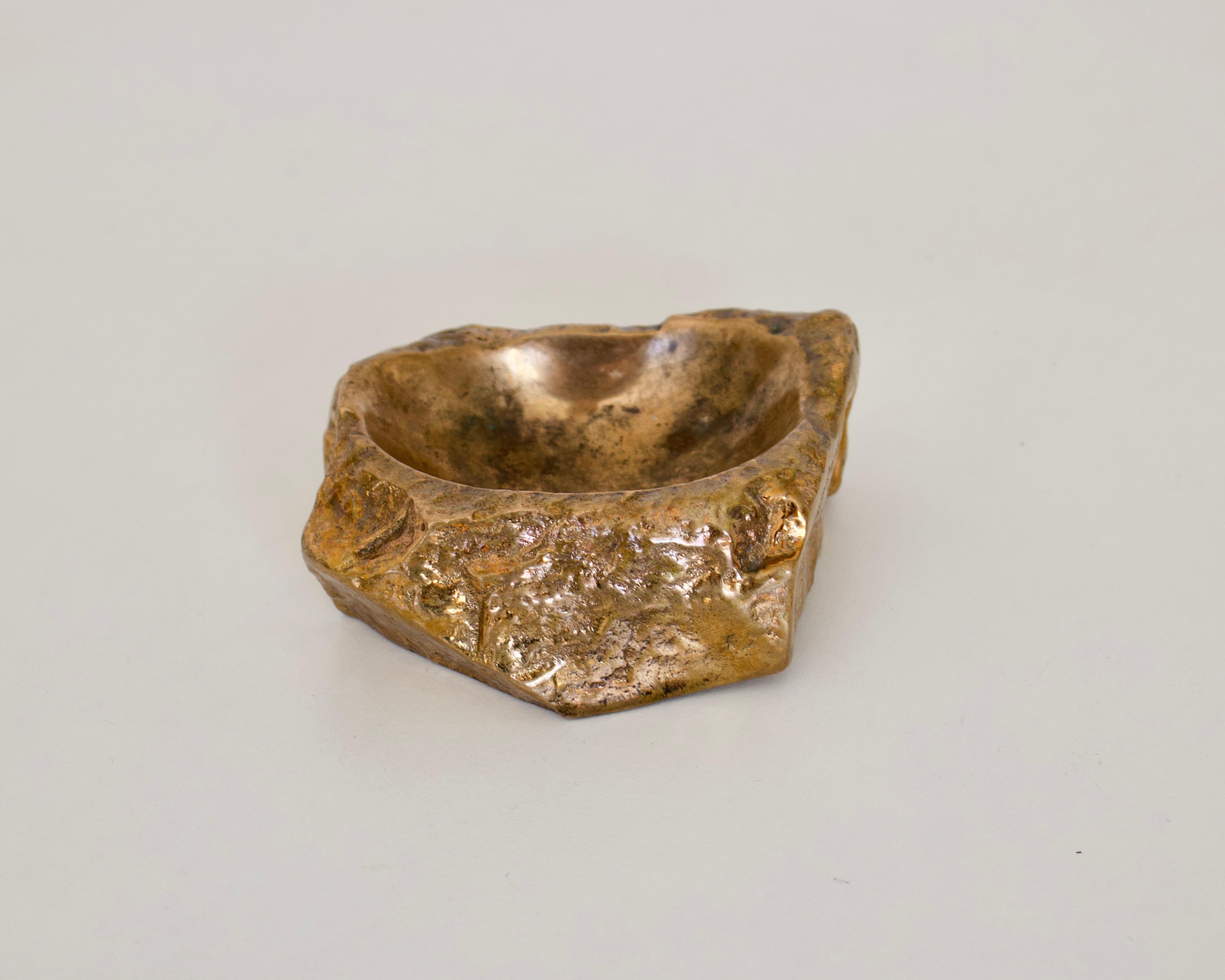 Mid-Century moderno Monique Gerber - Piccolo portacenere francese in bronzo con forma di roccia