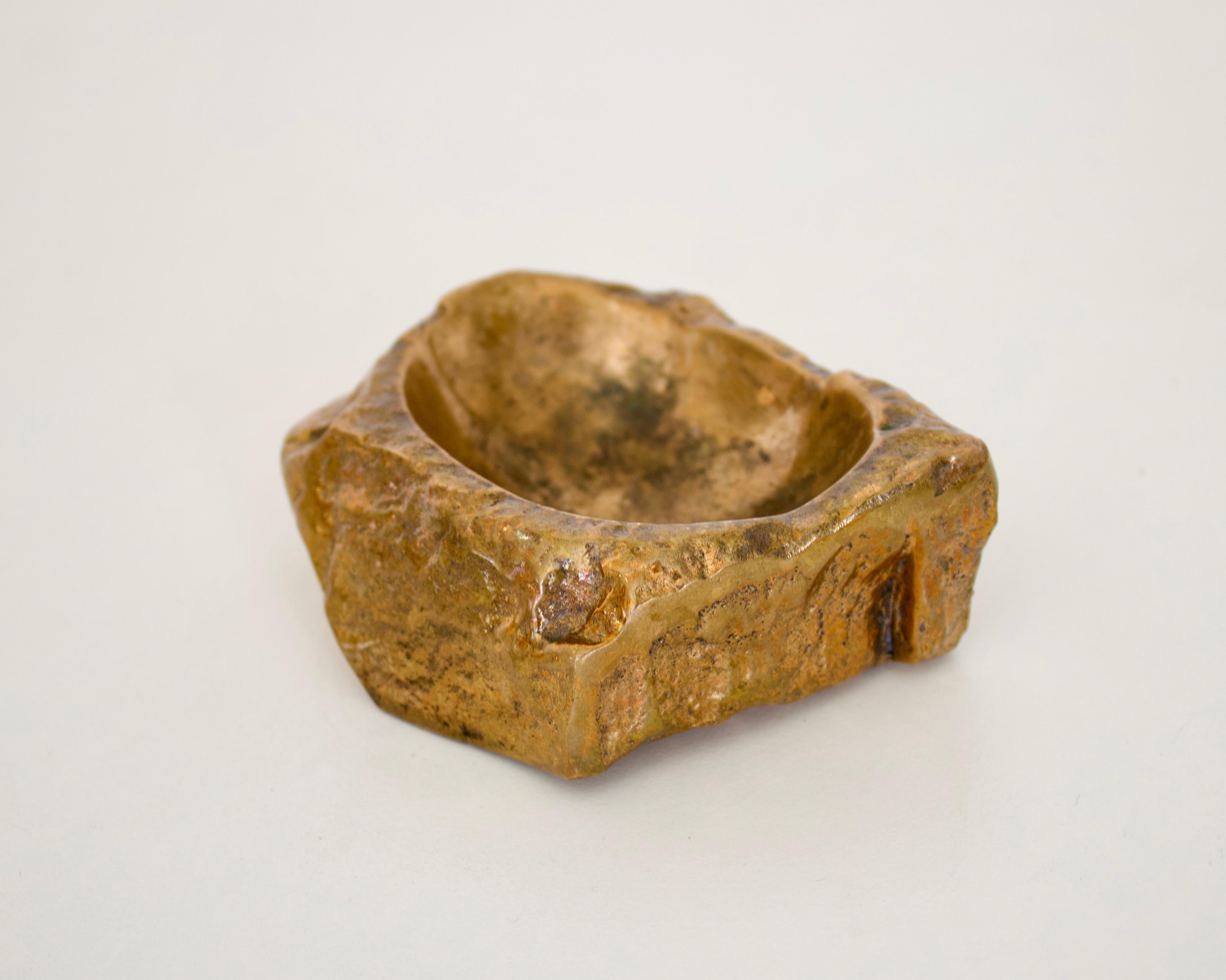 Francese Monique Gerber - Piccolo portacenere francese in bronzo con forma di roccia