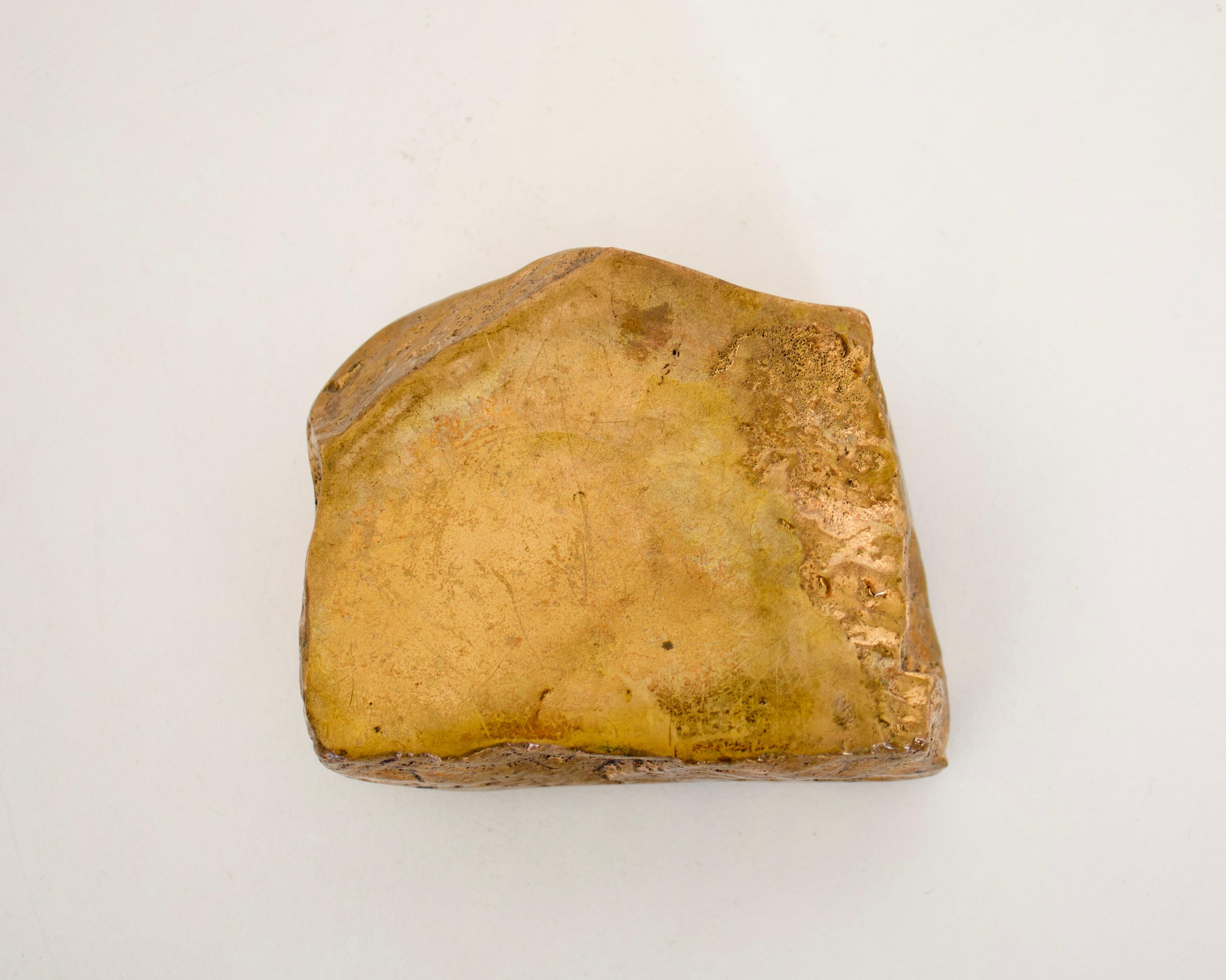 Bronzo Monique Gerber - Piccolo portacenere francese in bronzo con forma di roccia