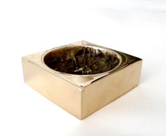 Monique Gerber, piccola videopoche quadrata in bronzo dal titolo Paesaggio lunare