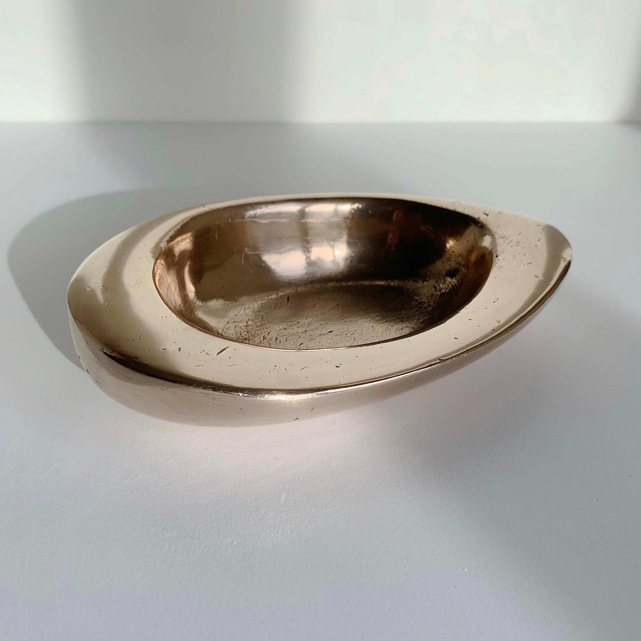 Nice Monique Gerber free-form vide-poche, circa 1970, France.
Polished gilt bronze. Vintage collector item.
Dimensions: 15 cm W, 9 cm D, 3 cm H.
All purchases are covered by our Buyer Protection Guarantee.
This item can be returned within 7 days of