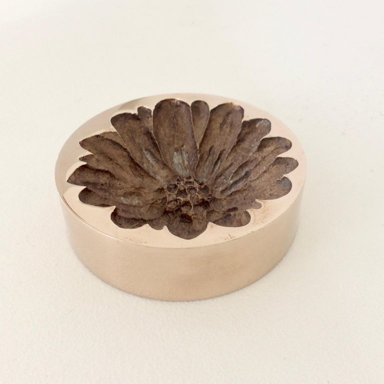 Monique Gerber round vide-poche, circa 1970, France.
Polished gilt bronze, flower form. Signed M.G
Dimensions: 9 cm diameter, 3 cm height.
Good condition.
All purchases are covered by our Buyer Protection Guarantee.
This item can be returned within