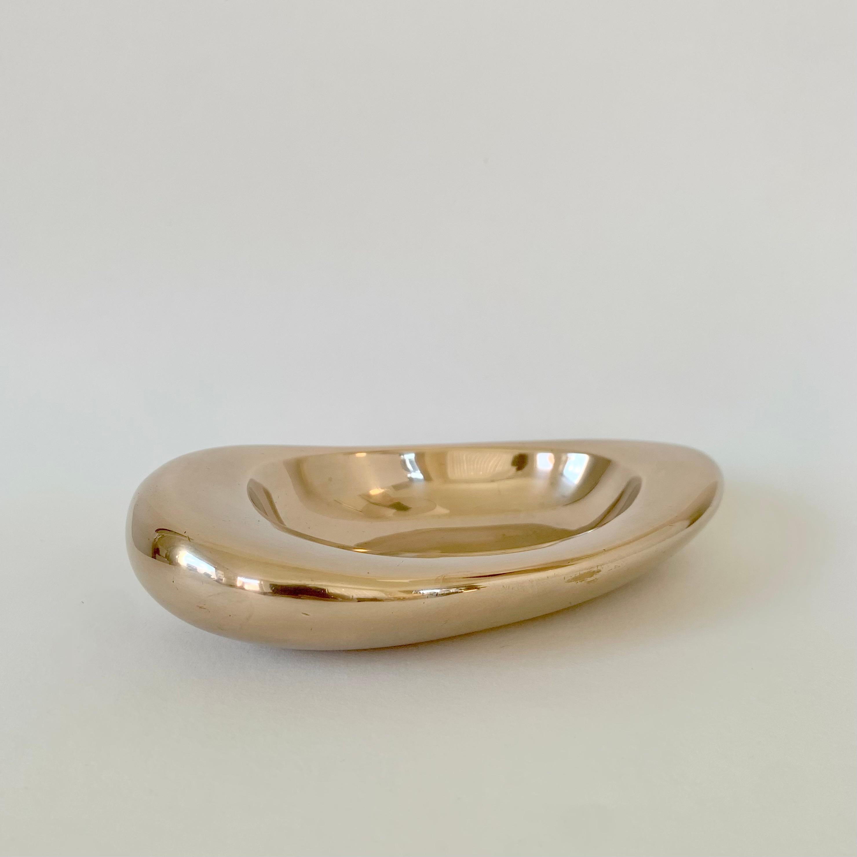 Bonito vide-poche de forma libre de Monique Gerber, hacia 1970, Francia.
Sello M.G Francia.
Bronce dorado pulido. Objeto de coleccionista vintage.
Dimensiones: 16 cm An, 9 cm Pr, 4 cm Al.
Todas las compras están cubiertas por nuestra Garantía de