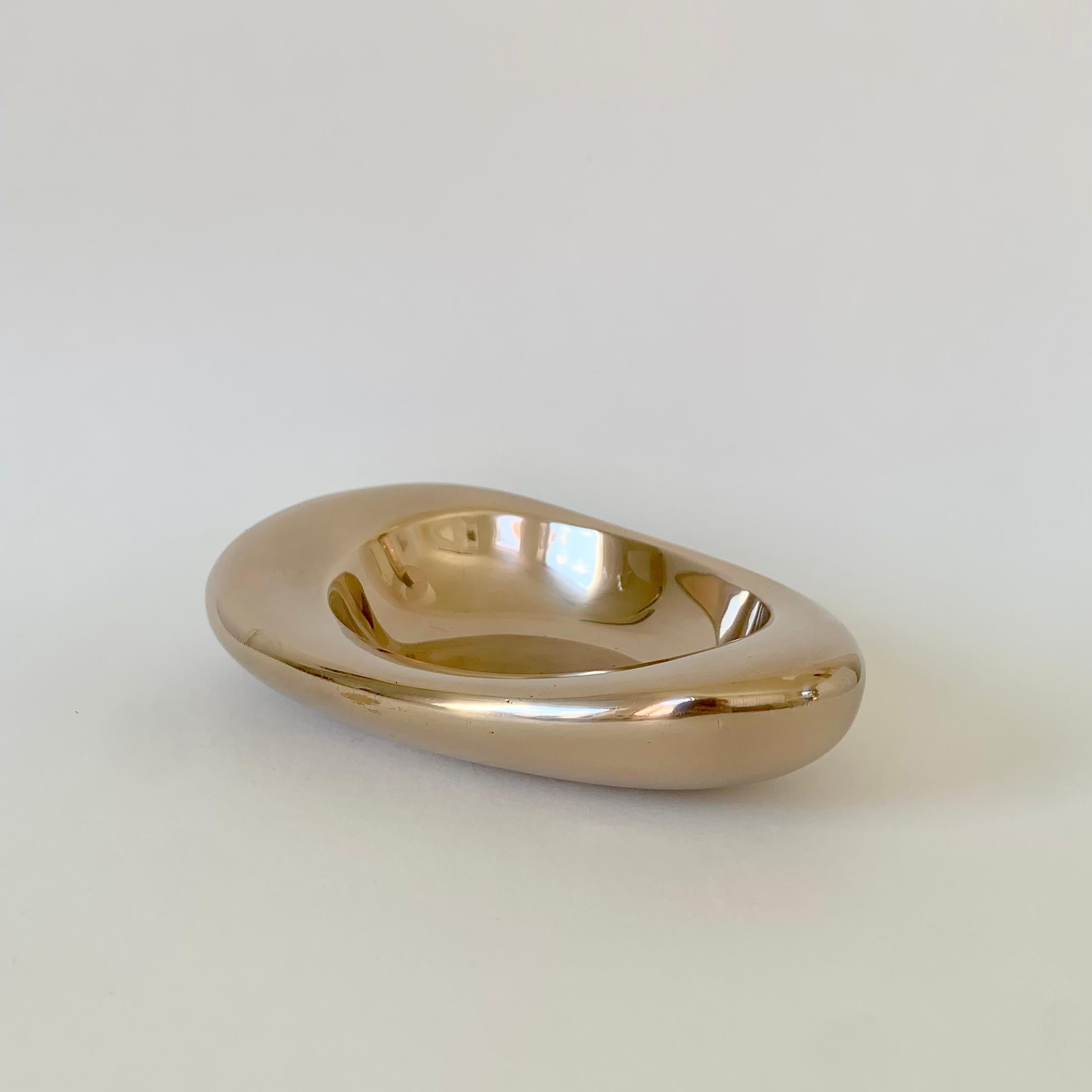 Vide-Poche de forma libre de bronce dorado estampado Monique Gerber, hacia 1970, Francia Moderno de mediados de siglo en venta