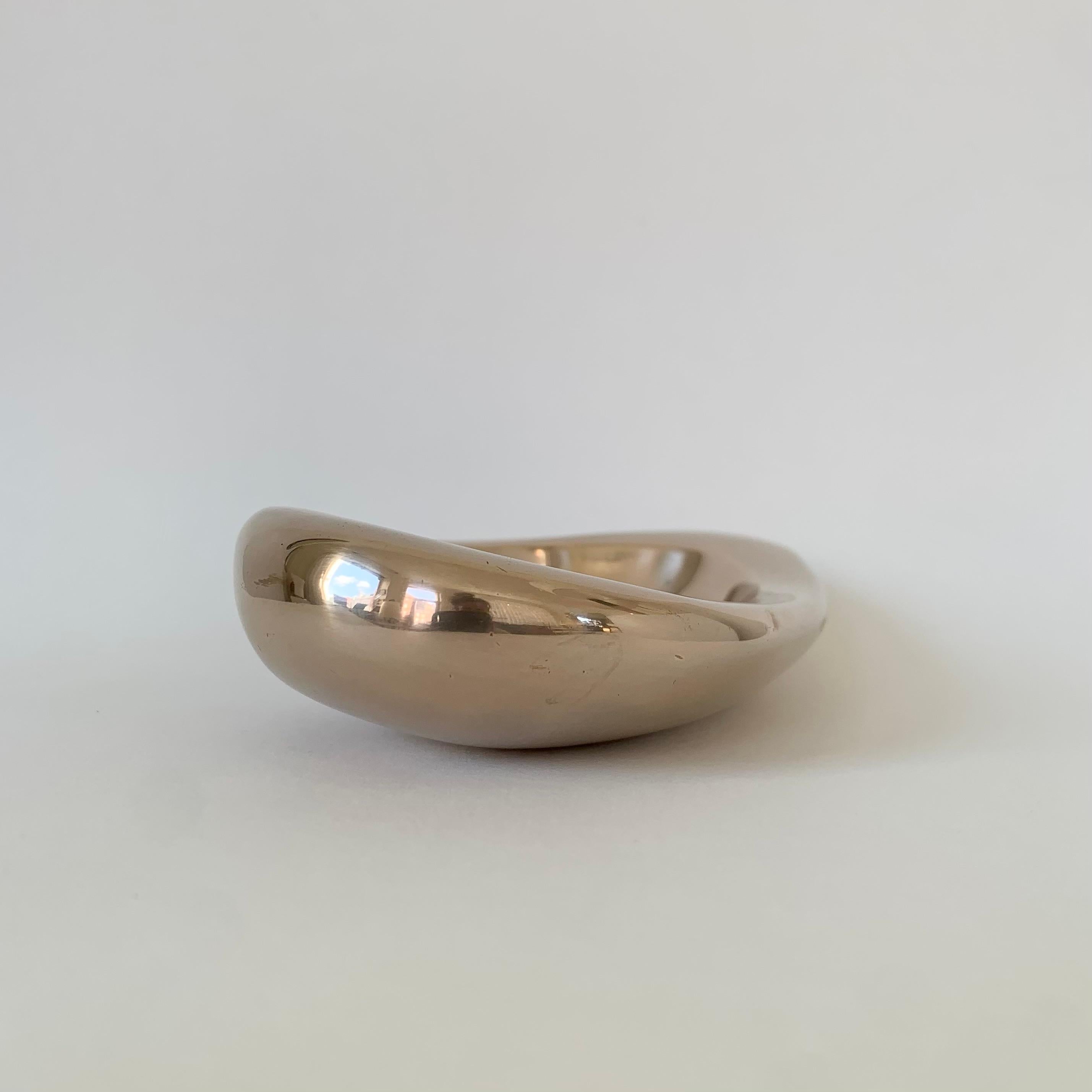 Vide-Poche de forma libre de bronce dorado estampado Monique Gerber, hacia 1970, Francia Francés en venta