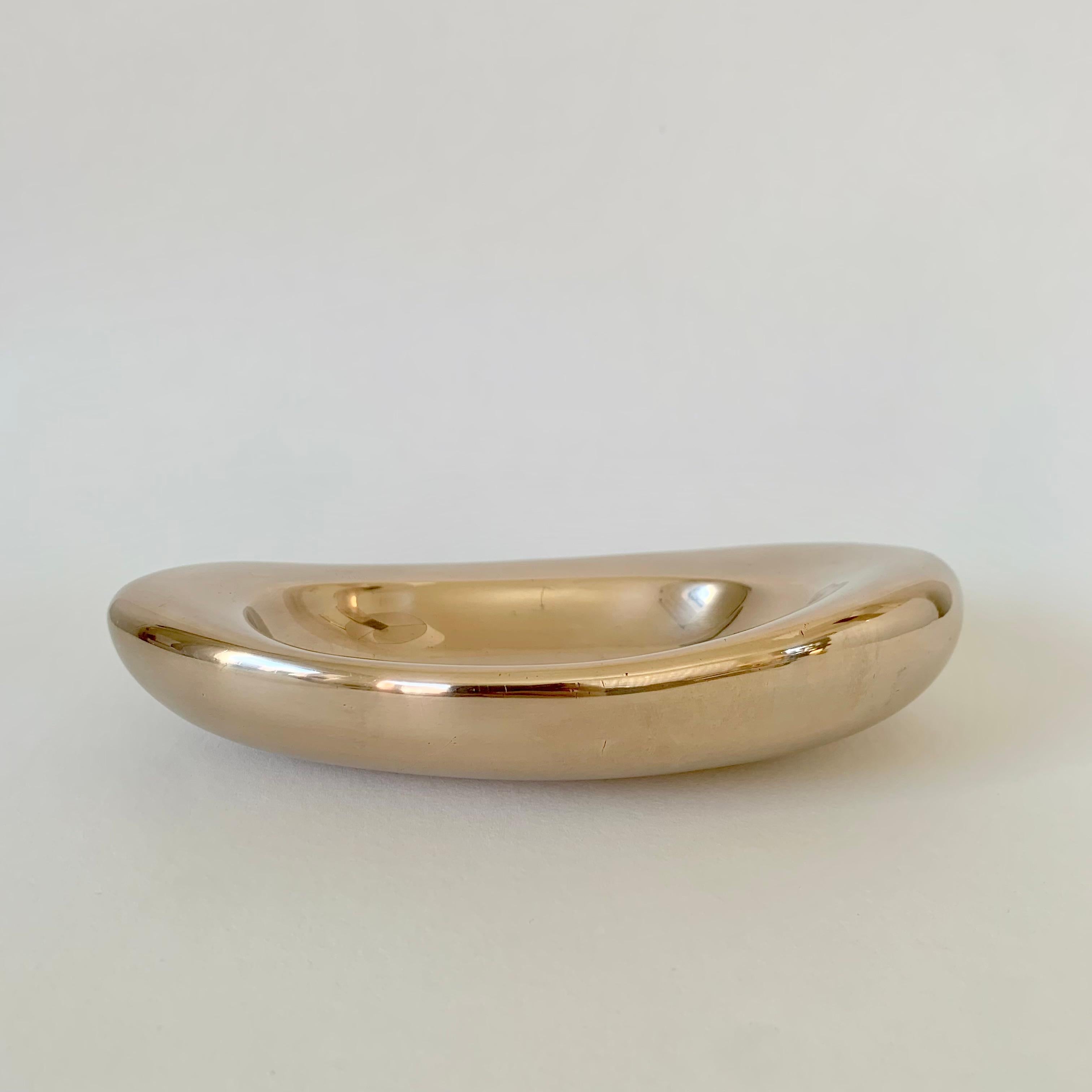 Vide-Poche de forma libre de bronce dorado estampado Monique Gerber, hacia 1970, Francia en Bueno estado para la venta en Brussels, BE