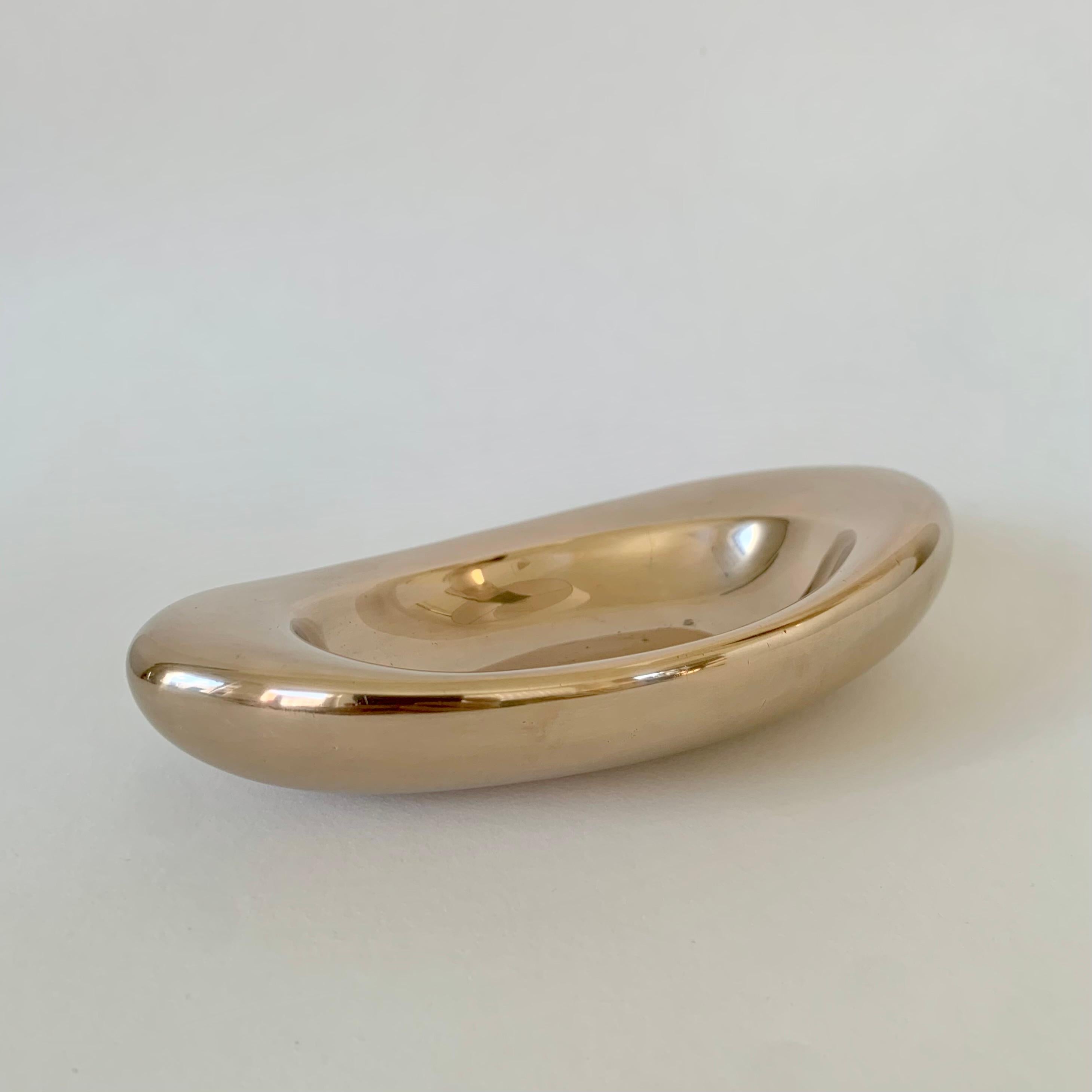 Vide-Poche de forma libre de bronce dorado estampado Monique Gerber, hacia 1970, Francia finales del siglo XX en venta