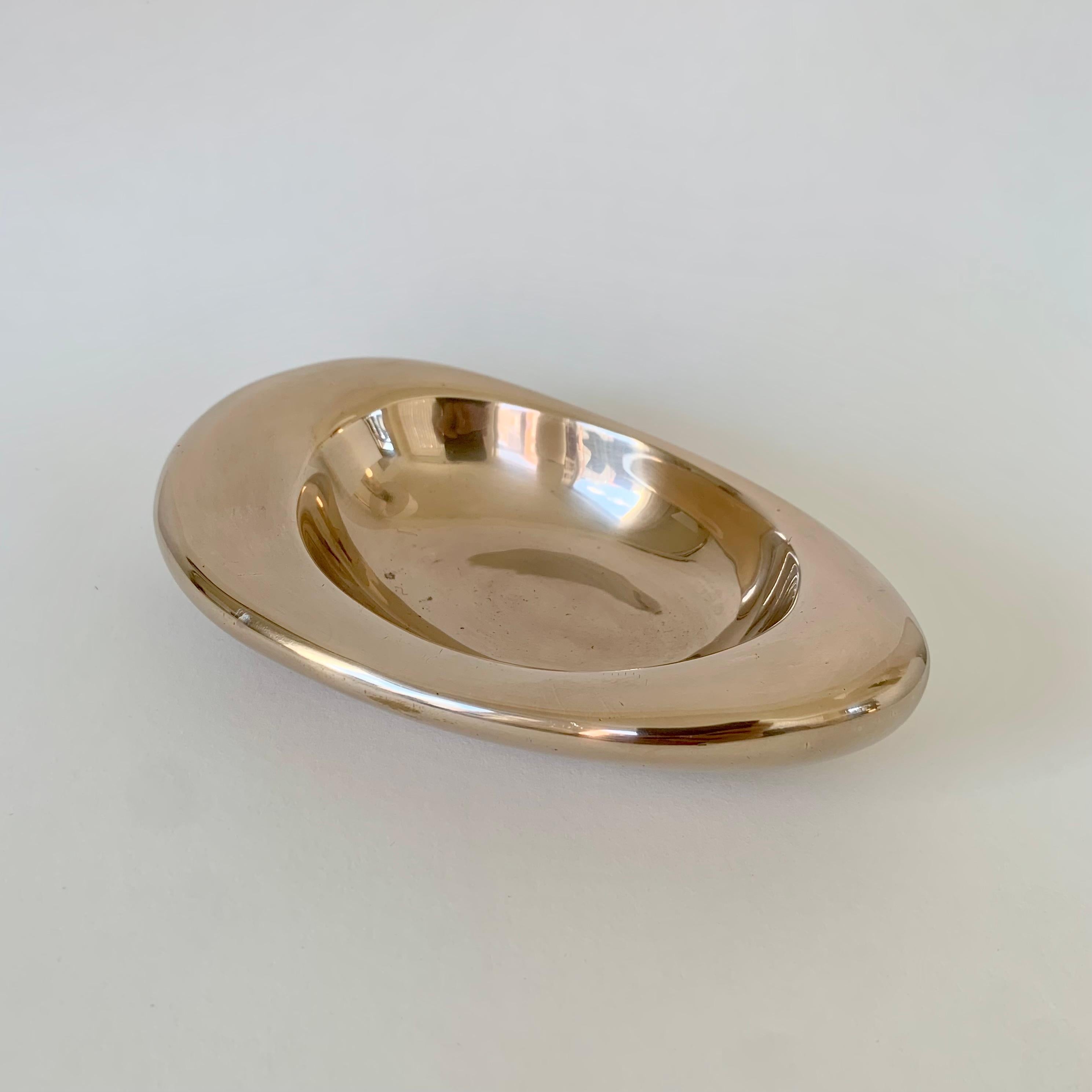 Vide-Poche de forma libre de bronce dorado estampado Monique Gerber, hacia 1970, Francia Bronce en venta