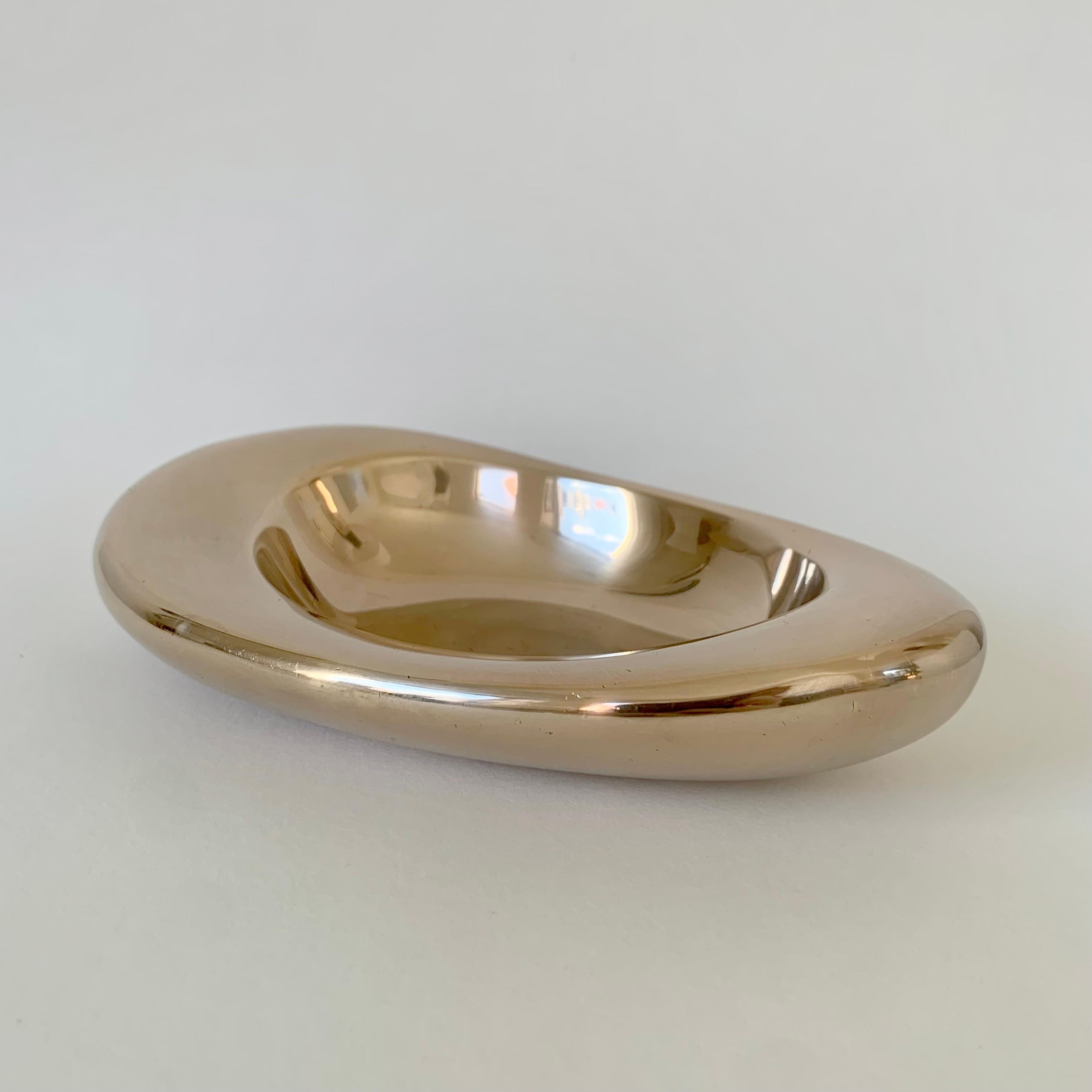 Vide-Poche de forma libre de bronce dorado estampado Monique Gerber, hacia 1970, Francia en venta 1