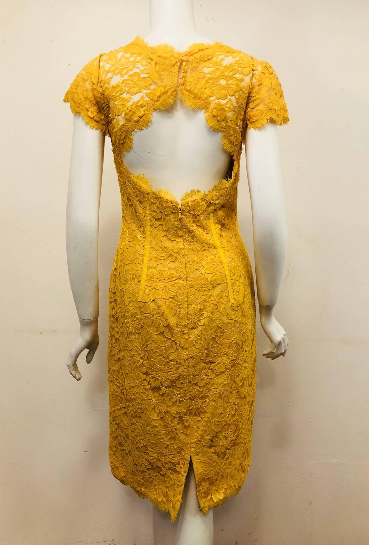 Monique Lhuiller Lemon Amber Lace Open Back Dress With Cap Sleeve In Excellent Condition For Sale In Palm Beach, FL