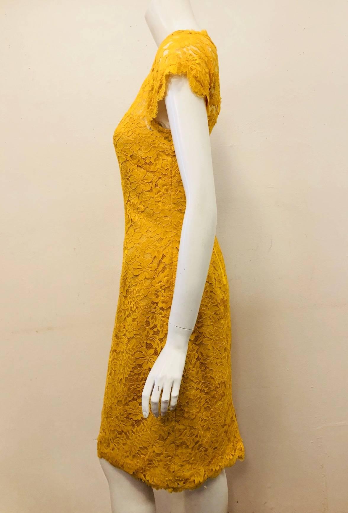 Women's Monique Lhuiller Lemon Amber Lace Open Back Dress With Cap Sleeve For Sale