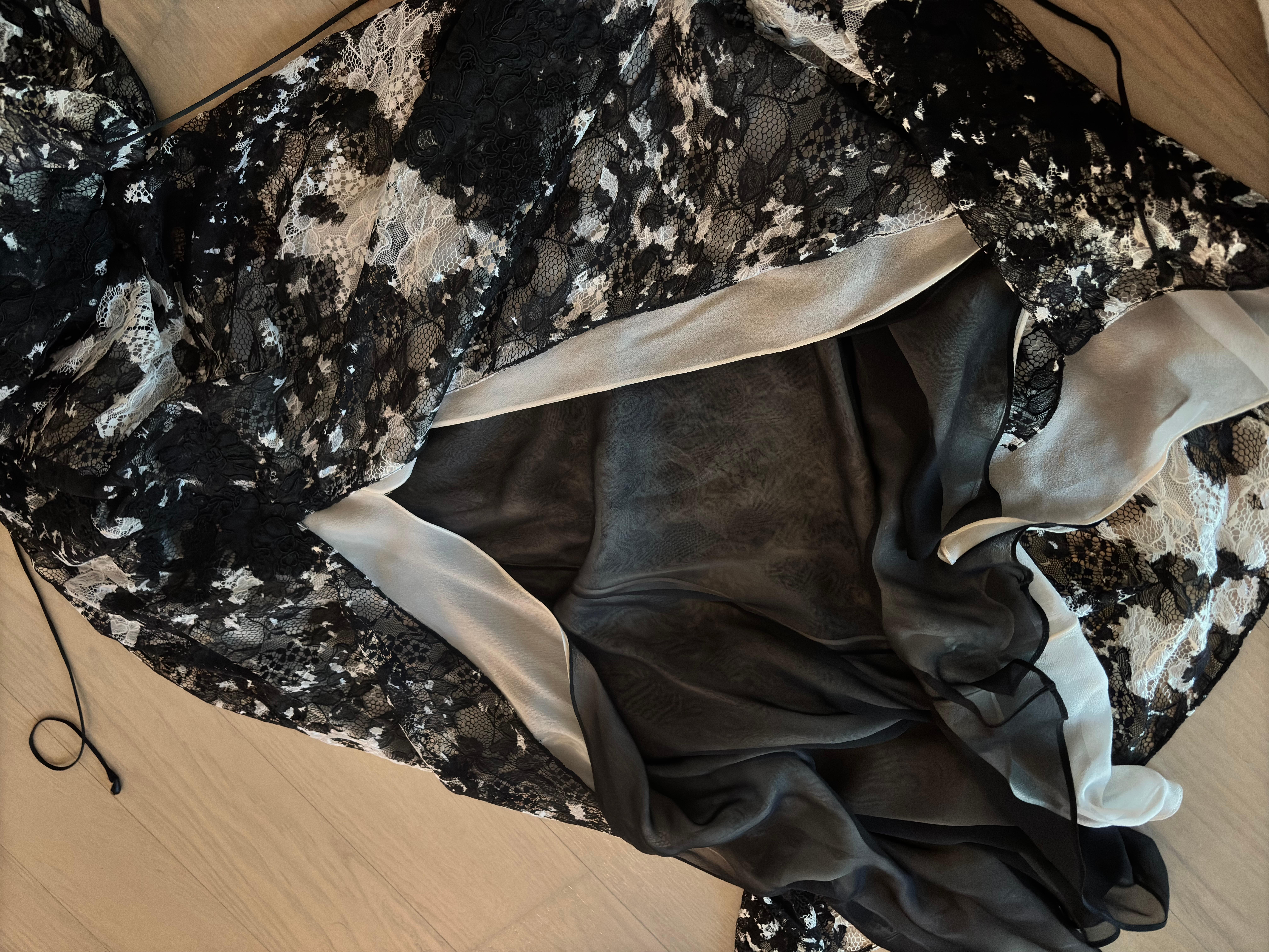 MONIQUE LHUILLIER 2003 Vintage Runway Black + White Silk Lace Gown For Sale 1