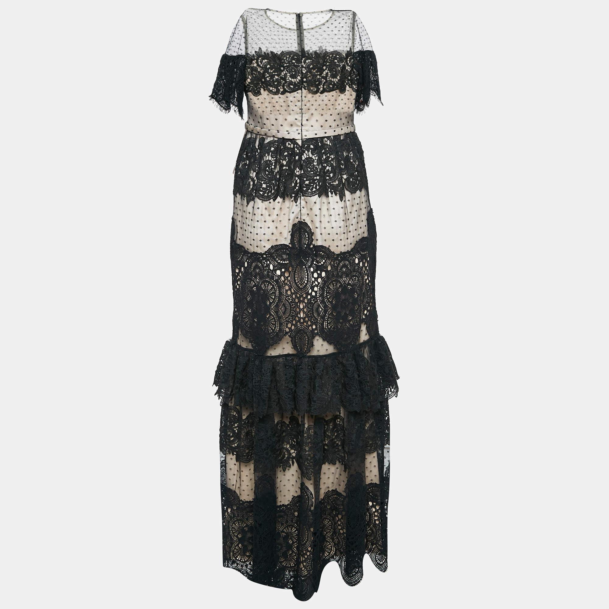 Elevado con un intrincado detalle de encaje  este maxi vestido de Monique Lhuillier es una opción ideal para tu próxima salida nocturna. Está confeccionado con tejido de calidad y se complementa con mangas cortas.
