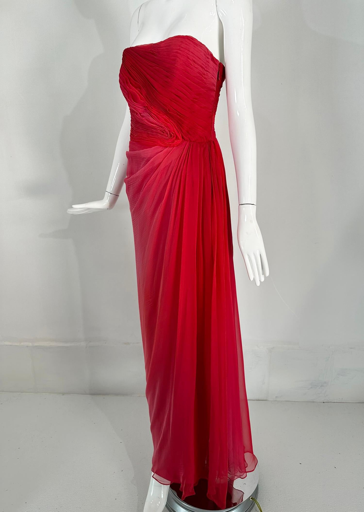 Monique Lhuillier Collection Red Pink Pleated Ombre Silk Chiffon Strapless Gown  In Good Condition For Sale In West Palm Beach, FL