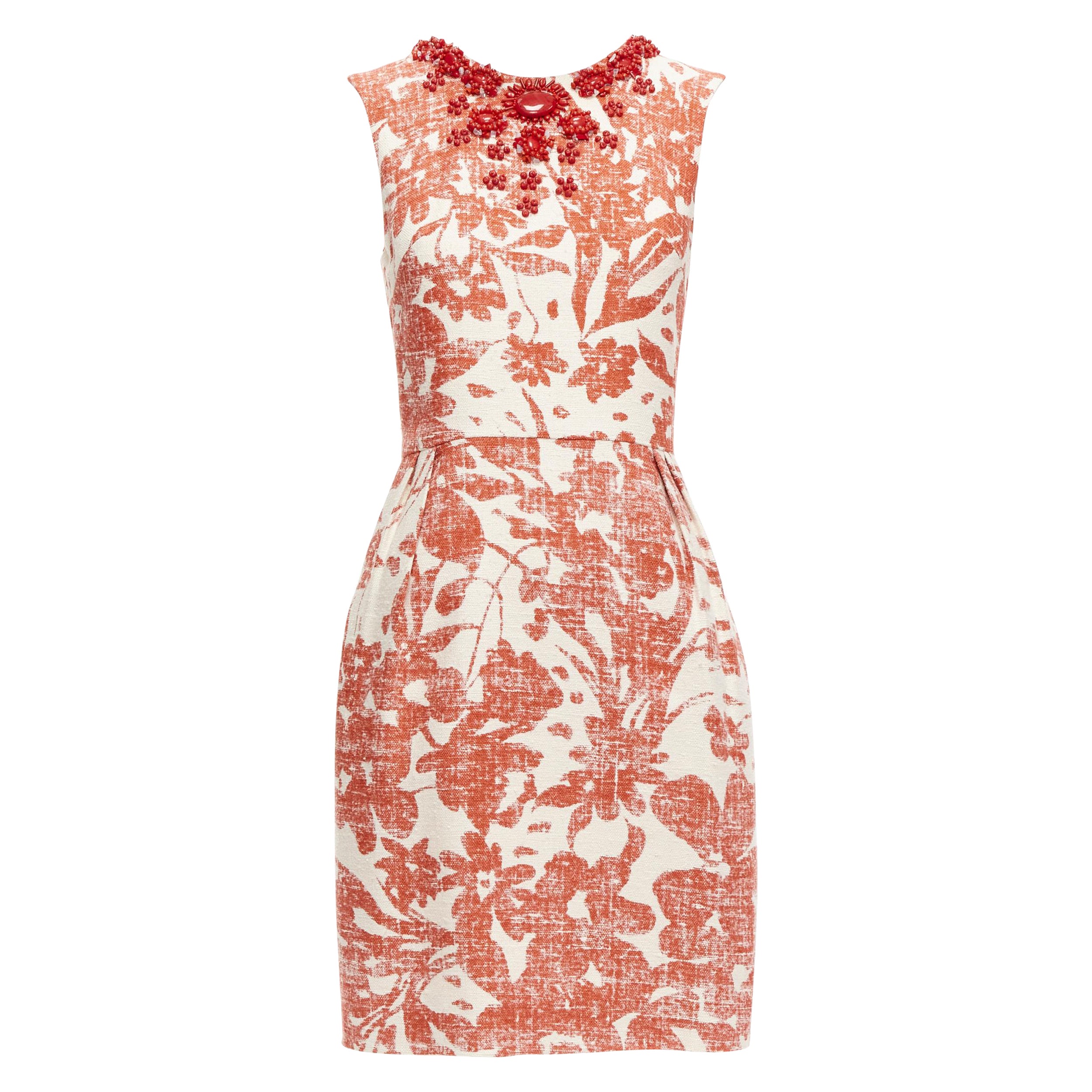 Monique Lhuillier, abito a tubino con collo impreziosito da fiori color crema e rosso. in vendita