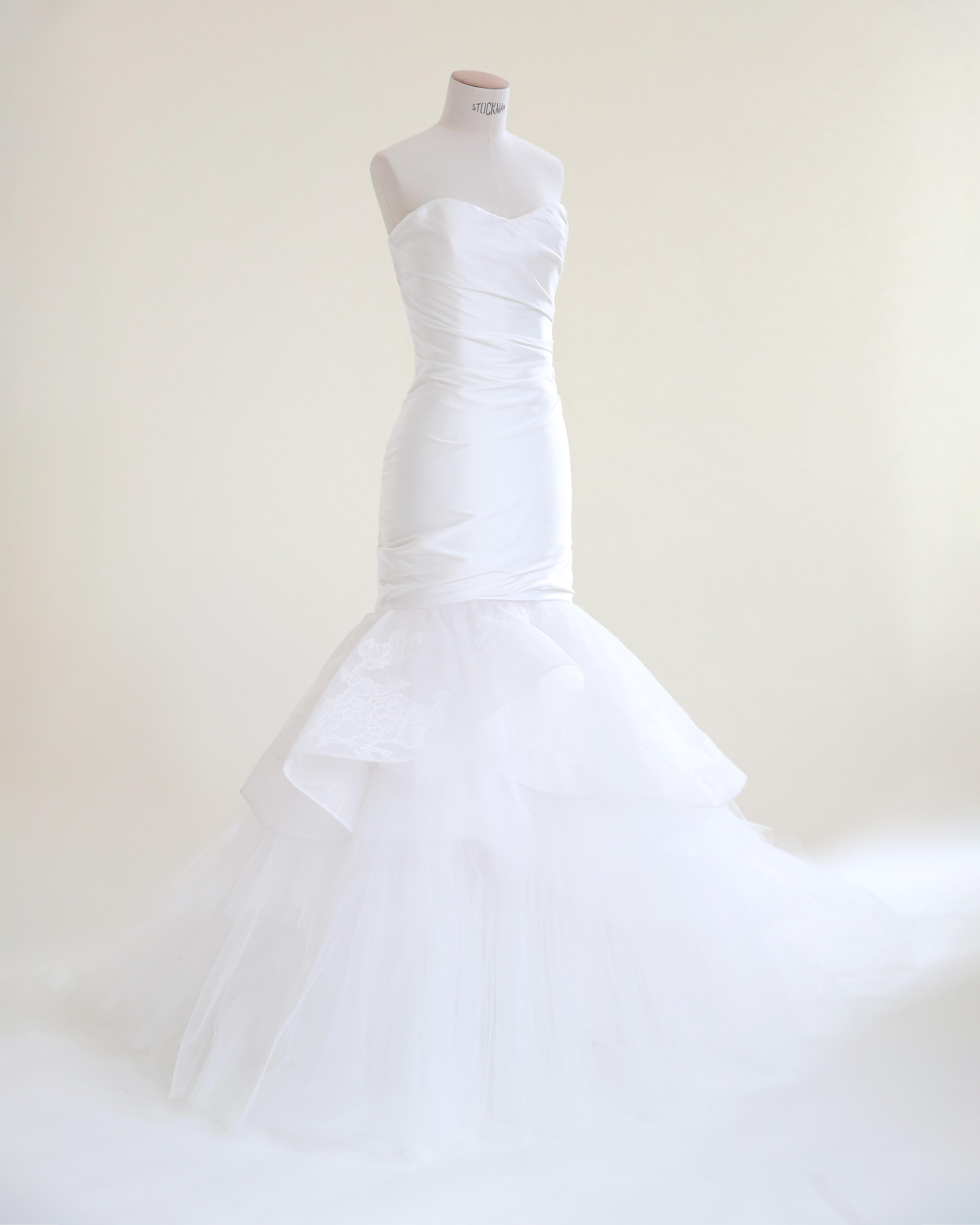 LOVE LALI VINTAGE

From Monique Lhuillier Fall 2017 bridal collection. This is a beautiful wedding dress in white. Mermaid style gown, it features a strapless cut with a sweetheart neckline, a fitted silk mini dress from draped silk and then layers