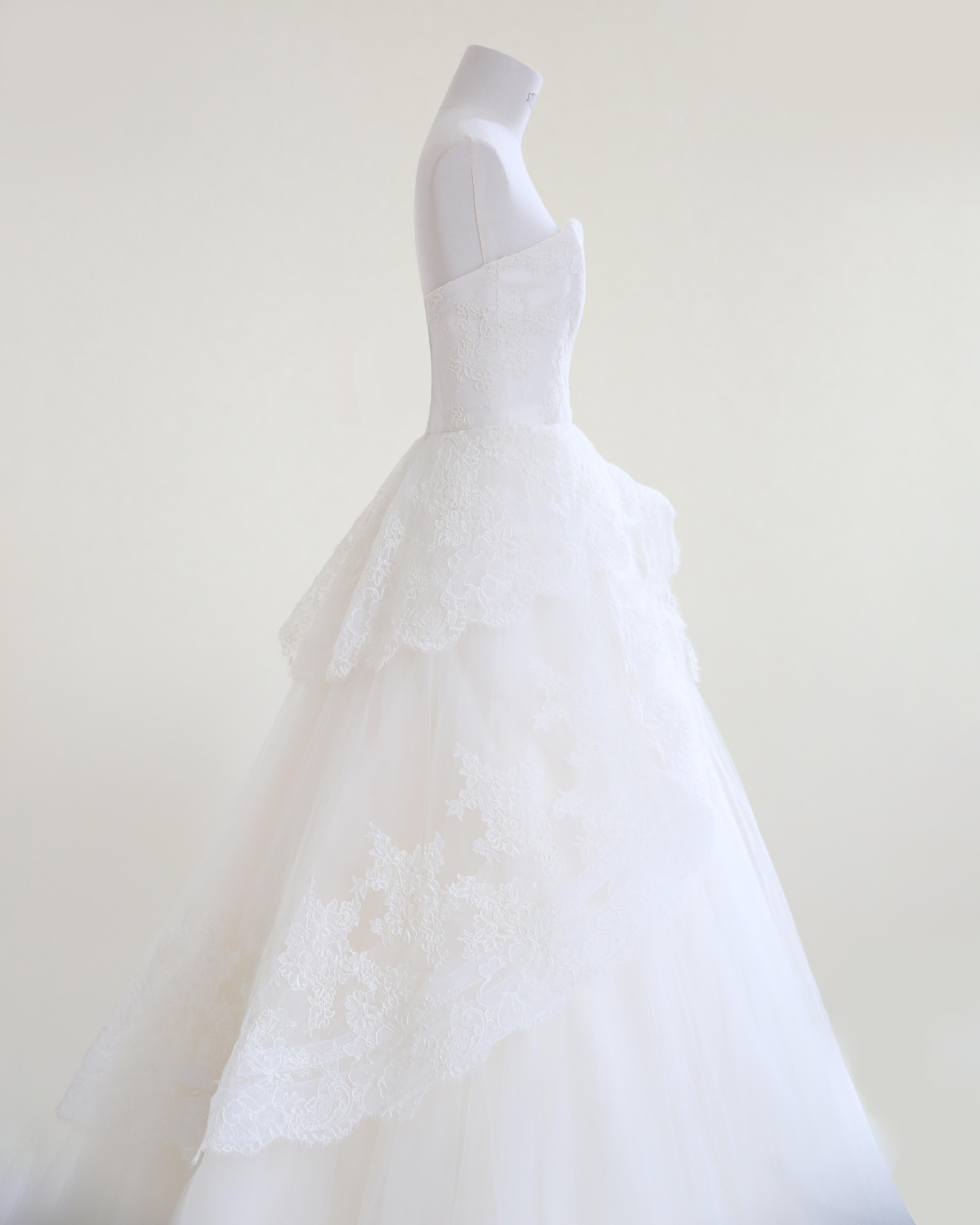 Monique Lhuillier Fall 10 vintage strapless tulle floral lace wedding dress gown For Sale 5