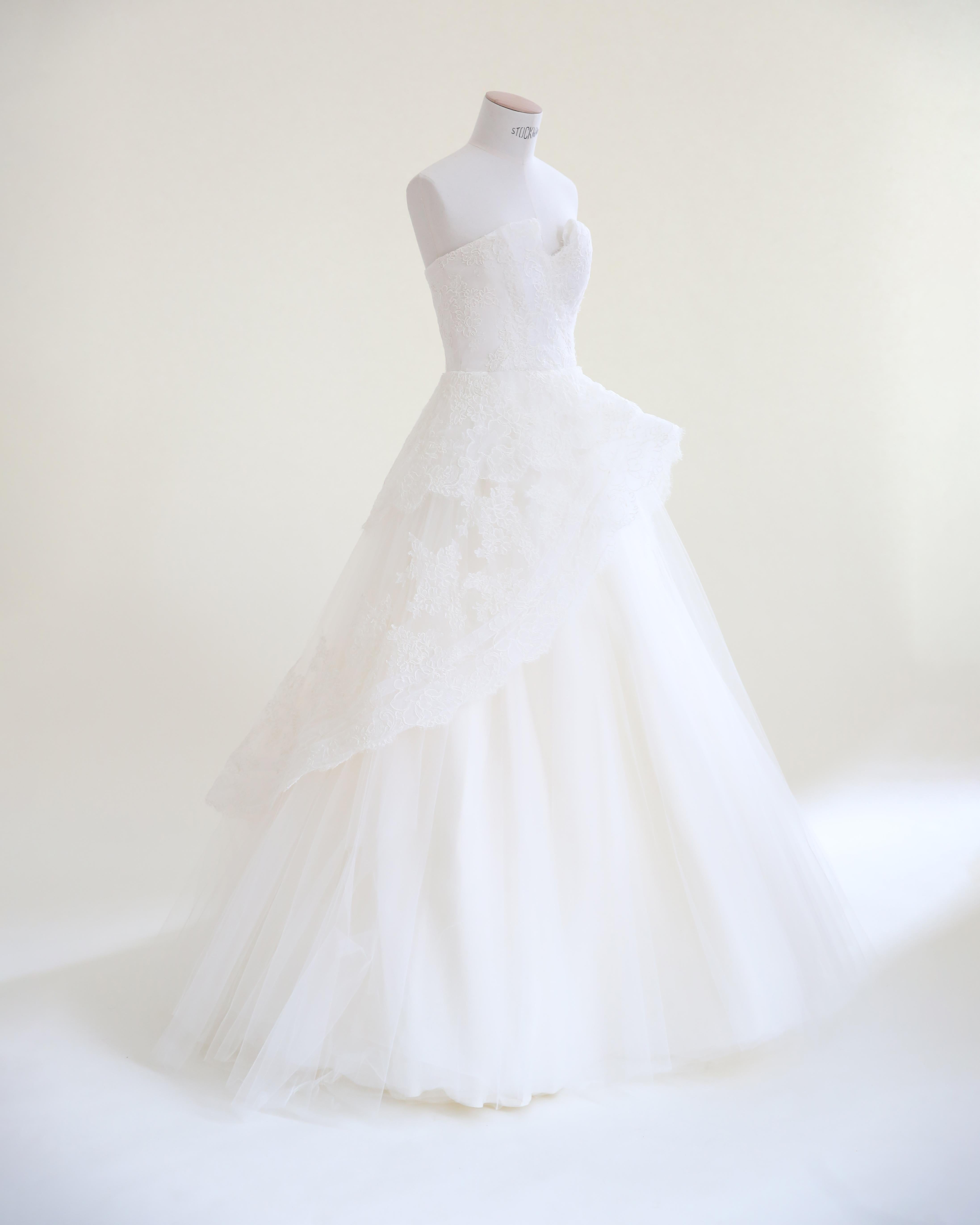 Monique Lhuillier Fall 10 vintage strapless tulle floral lace wedding dress gown For Sale 6