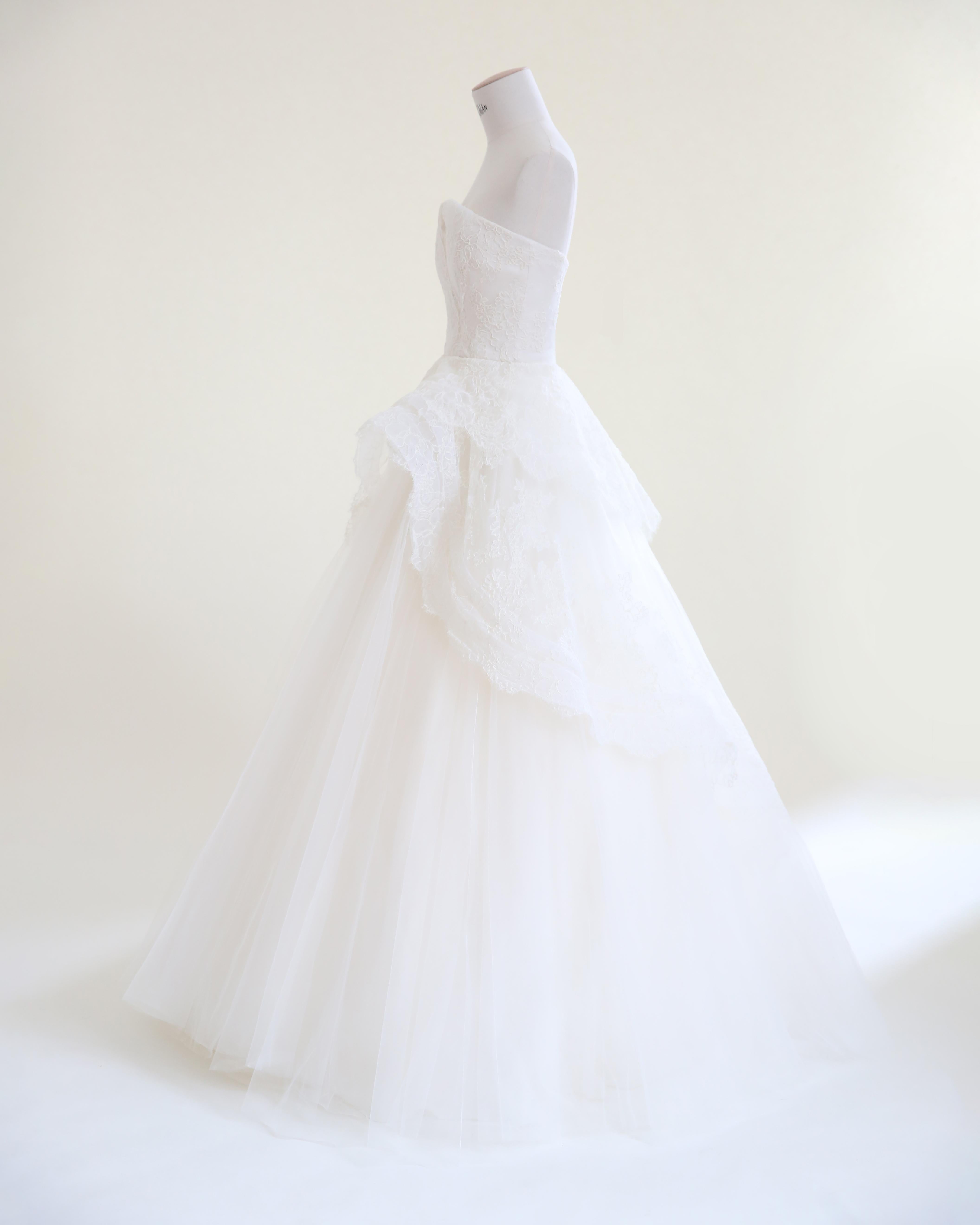 Monique Lhuillier Fall 10 vintage strapless tulle floral lace wedding dress gown For Sale 8