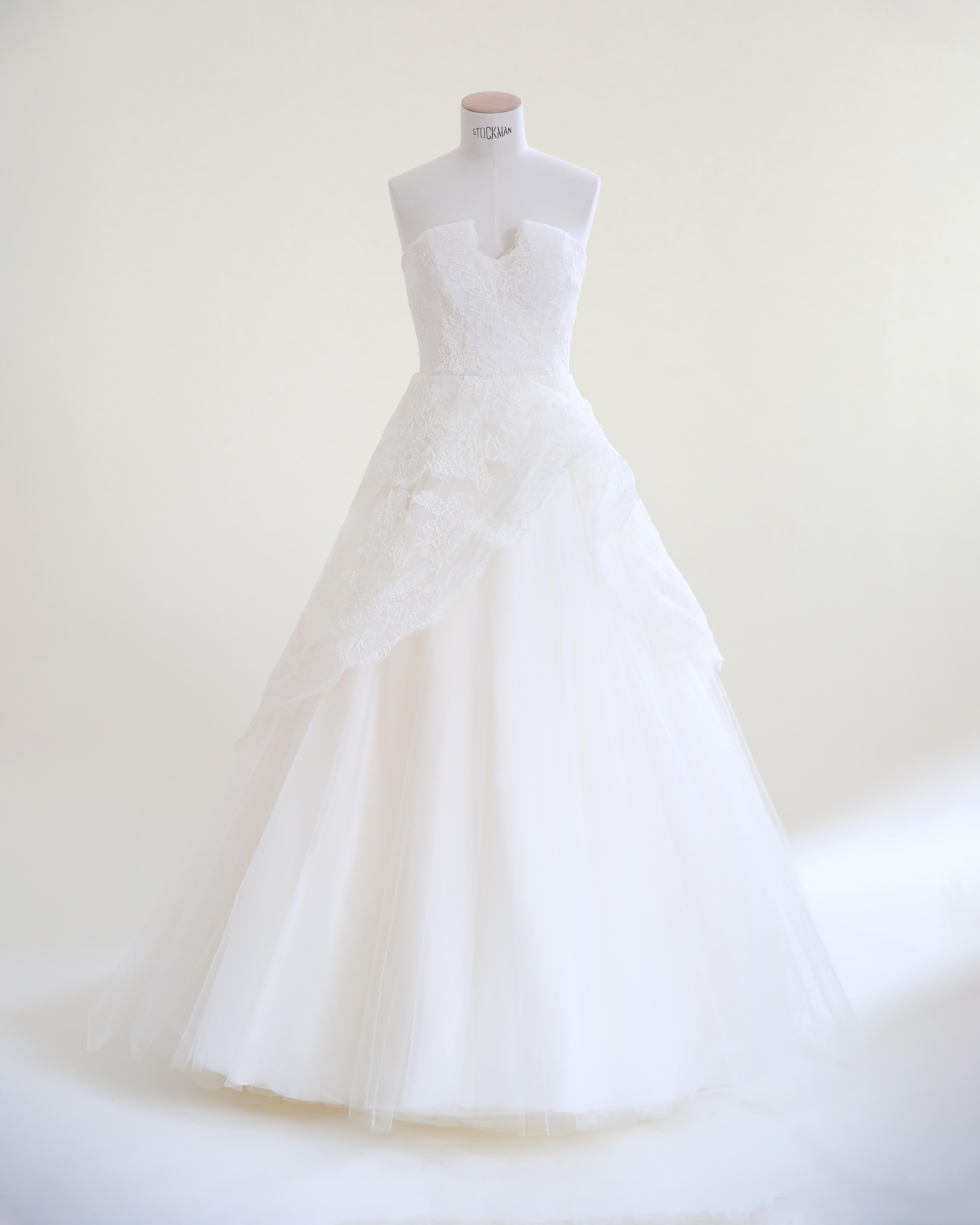 LOVE LALI VINTAGE

A very rare wedding dress from Monique Lhuillier's Fall 2010 bridal line. 
This gown is just magical to behold, it really breathtakingly  beautiful in the most ethereal and romantic of ways, like something out of a film! 
It
