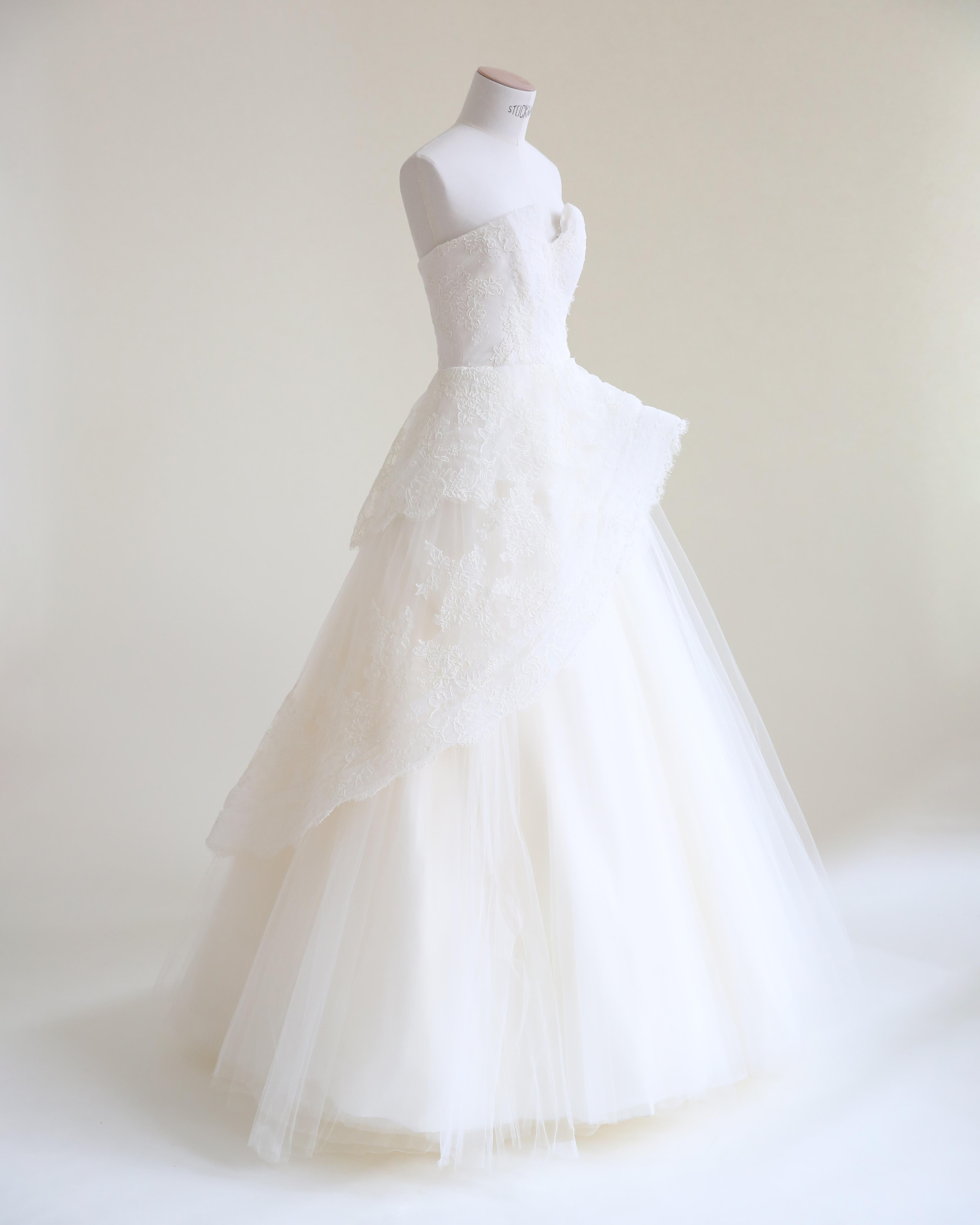 Women's Monique Lhuillier Fall 10 vintage strapless tulle floral lace wedding dress gown For Sale