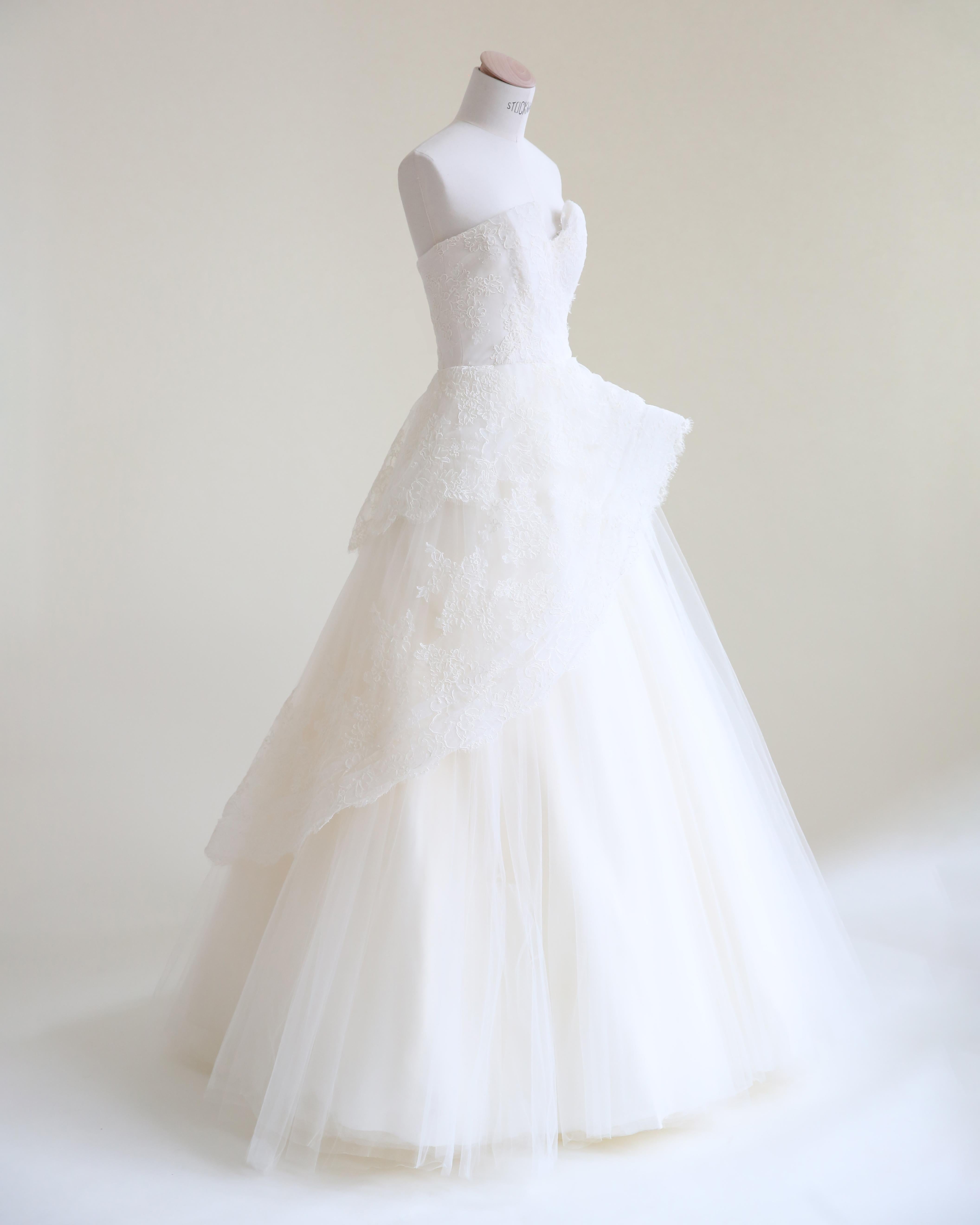 Monique Lhuillier Fall 10 vintage strapless tulle floral lace wedding dress gown For Sale 2