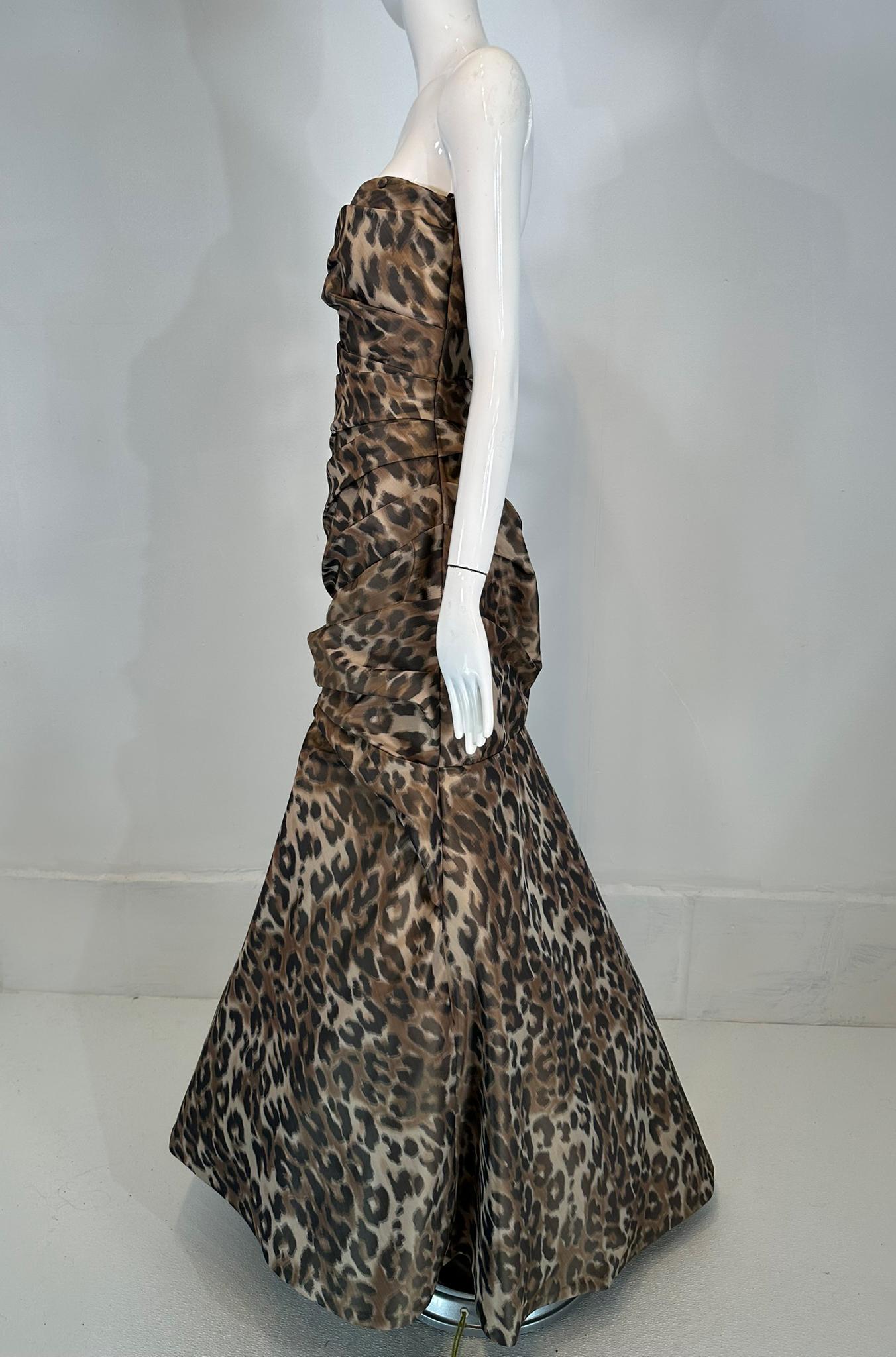 Monique Lhuillier Autunno 2011: abito senza spalline con stampa leopardata, drappeggiato e con corsetto Grande in vendita 5