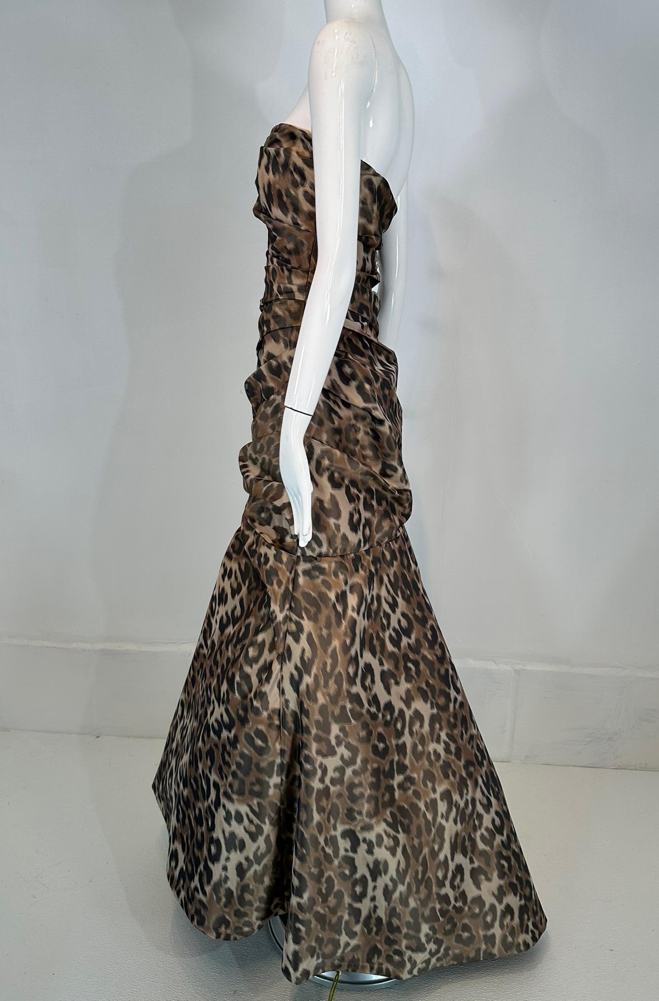 Monique Lhuillier Autunno 2011: abito senza spalline con stampa leopardata, drappeggiato e con corsetto Grande in vendita 6