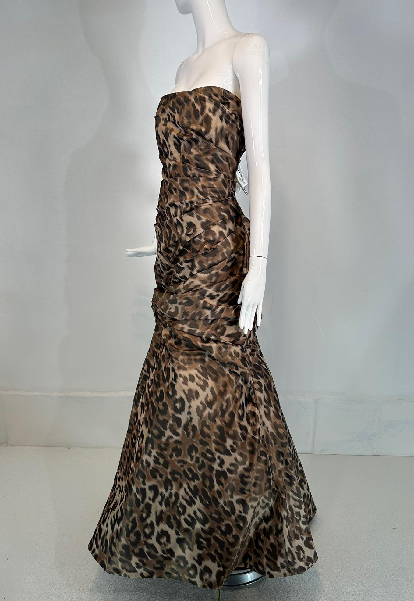 Monique Lhuillier Autunno 2011: abito senza spalline con stampa leopardata, drappeggiato e con corsetto Grande In condizioni buone in vendita a West Palm Beach, FL