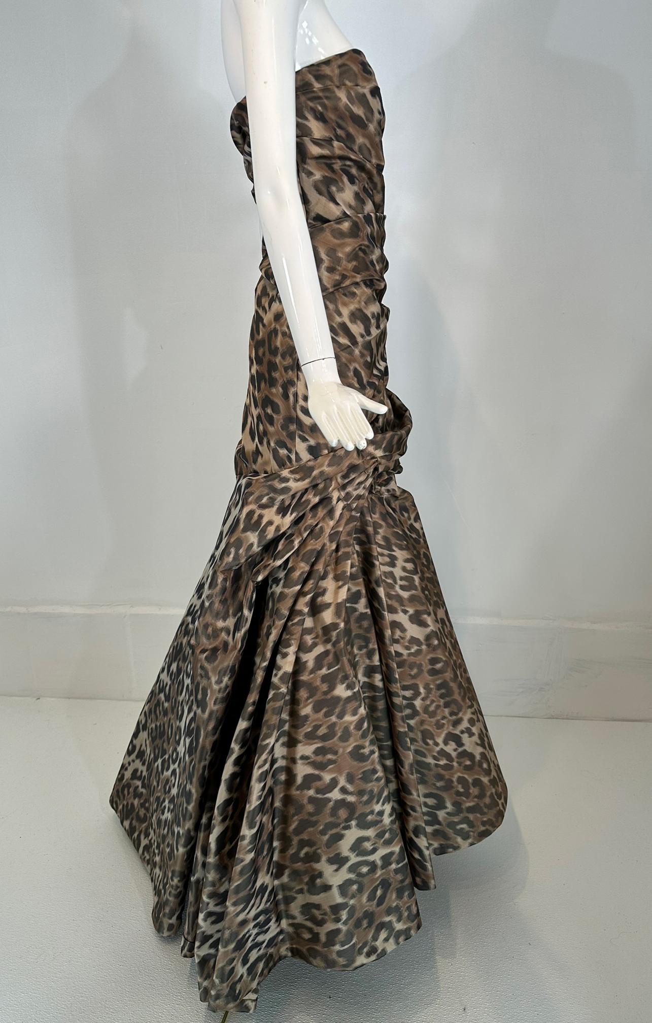 Monique Lhuillier Autunno 2011: abito senza spalline con stampa leopardata, drappeggiato e con corsetto Grande in vendita 4