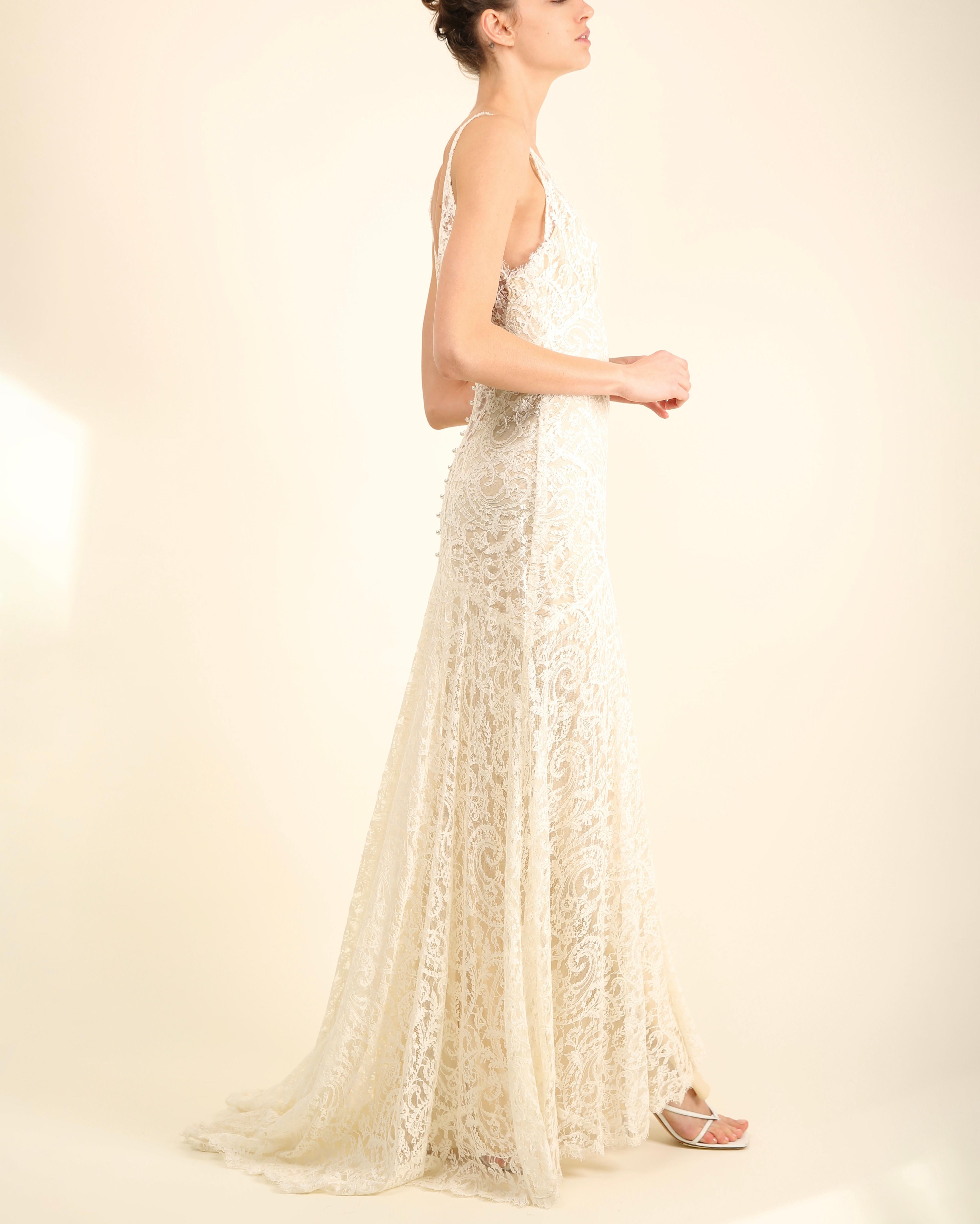 Monique Lhuillier Elfenbein-Spitzen-Hochzeitskleid mit tiefem Rückenausschnitt und Schleppe und Schleppe  10