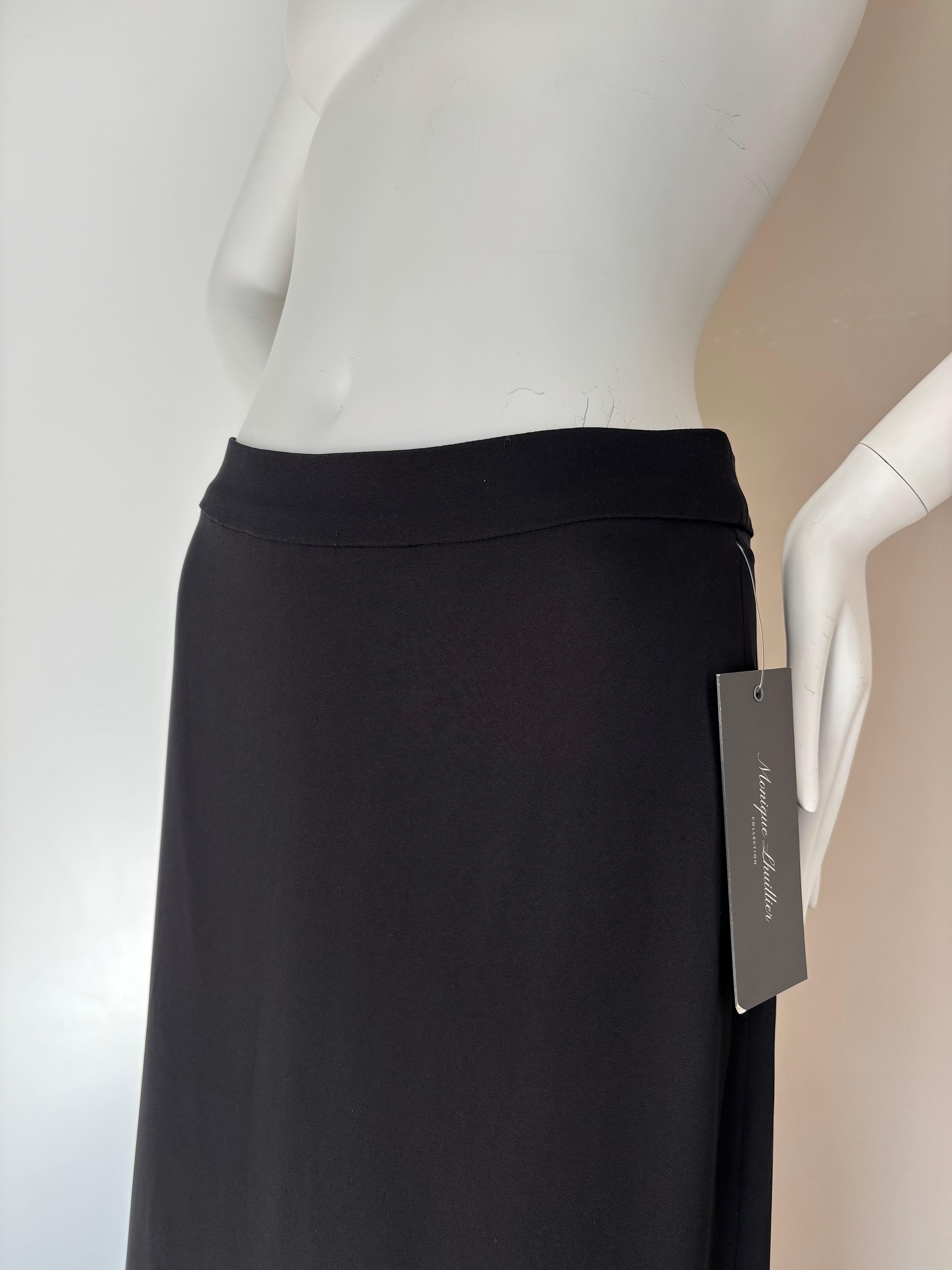 Monique Lhuillier
Jet Black long maxi evening skirt with train
Comp tag missing but feels like heavy silk blend
Size USA 4
Nwt's, Pristine
Measurements in inches laying flat: shortest length 43, longest length w. train 53, waist 13 to 13.5
FINAL SALE