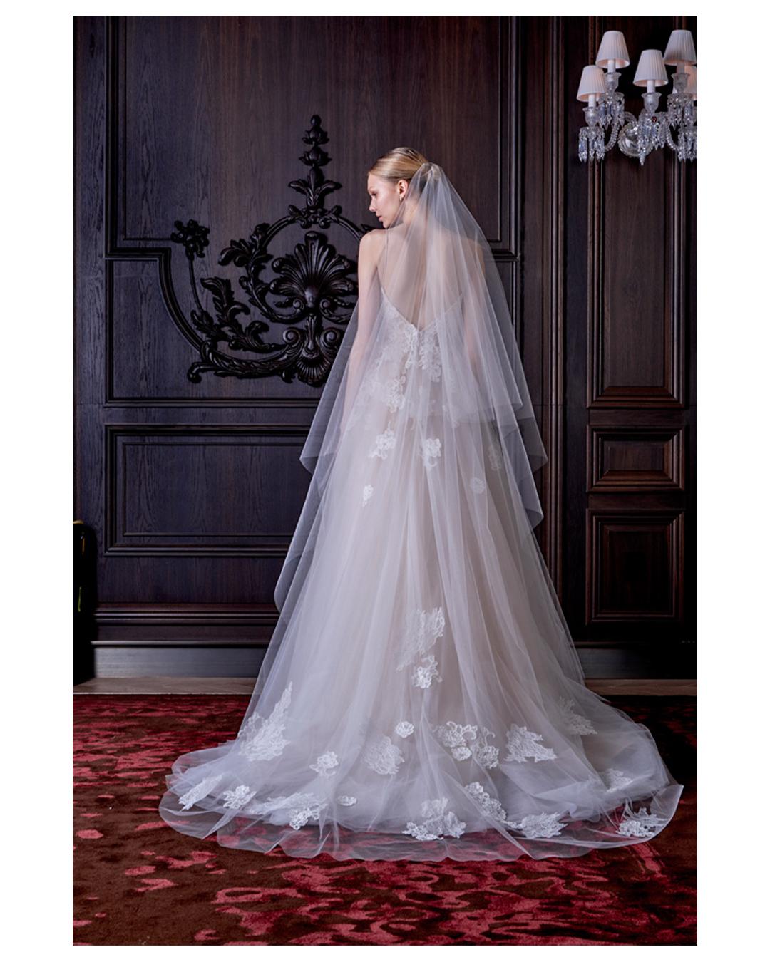 LOVE LALI VINTAGE

Monique Lhuillier Spring 2016 beautiful white wedding gown in tulle and floral appliqué 
This is an incredibly dreamy gown that's composed of 7 layers of tulle - 8 including the lining 
The bodice has boning down the sides and has