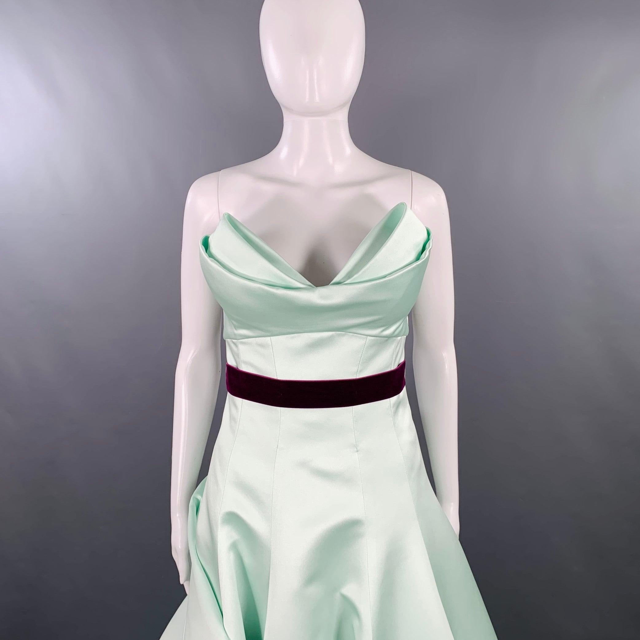 Abito da sera Monique Lhuillier
in un
in poliestere verde menta, caratterizzato da uno splendido design lungo fino al pavimento con strascico, stile senza spalline e cintura in velluto viola con chiusura a zip sul retro.
Made in USA.Ottime