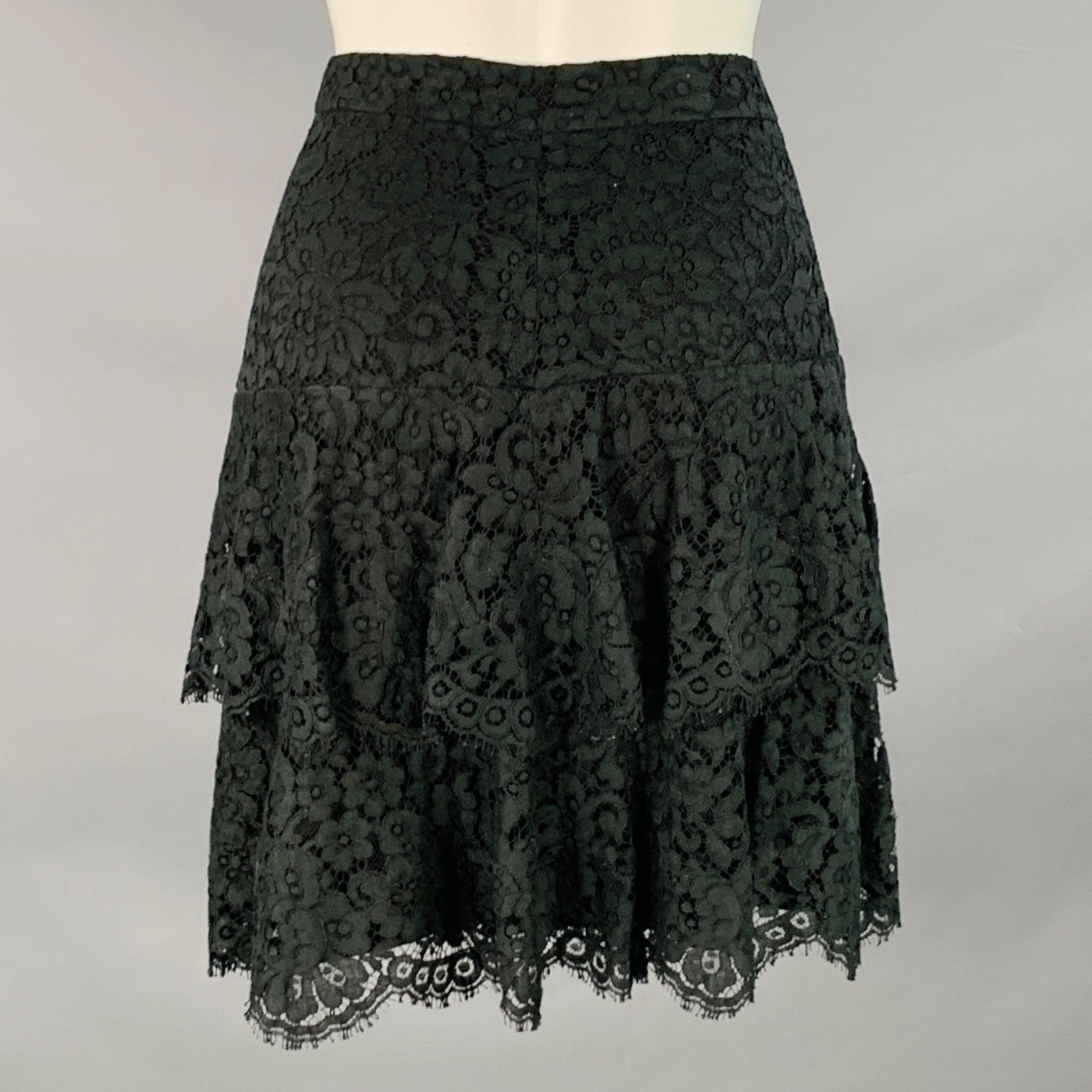 Gonna MONIQUE LHUILLIER
in pizzo di misto cotone nero con stile a strati, lunghezza al ginocchio e chiusura a cerniera. Made in USA. Eccellente condizione di usato. 

Contrassegnato:   8 

Misure: 
  Vita: 29 pollici Fianchi: 38 pollici Lunghezza: