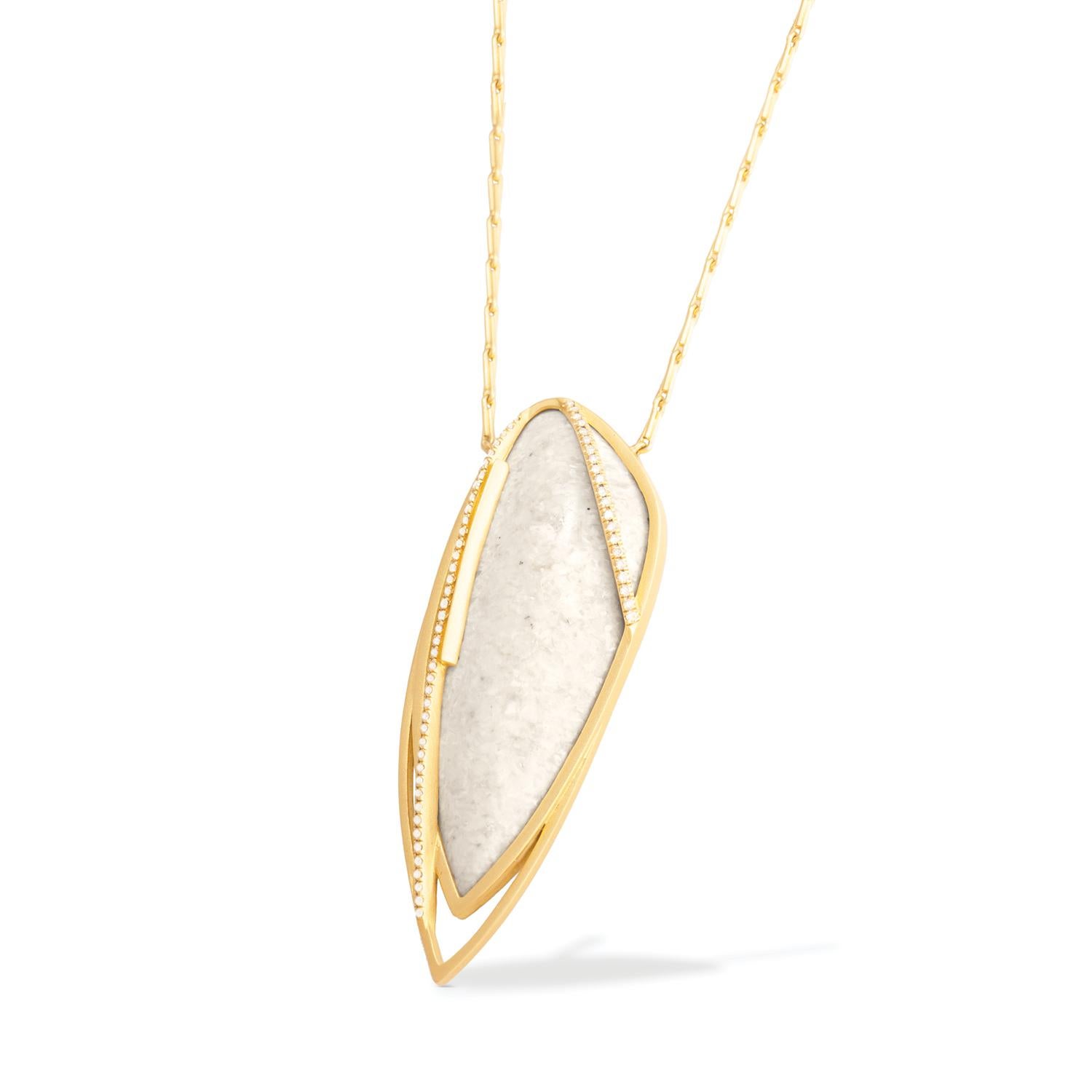 Cream dinosaur bone necklace with white diamond pavé, 18 carat recycled yellow gold, 0.32 TCW  - One-of-a-kind

Cream fossilized dinosaur bone is entangled in an asymmetrical frame of 18 carat recycled yellow gold in this necklace, suspended by a 22