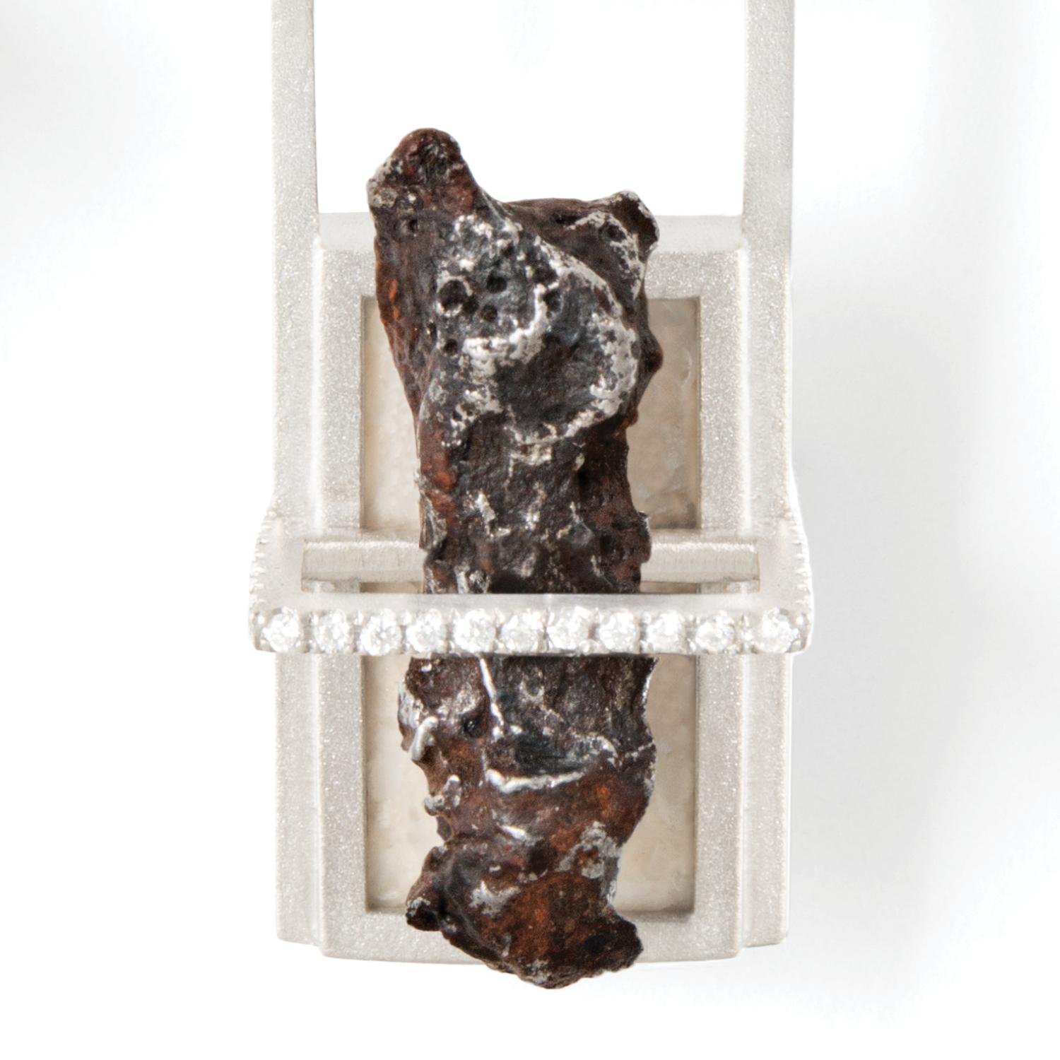 Monique Péan Versteinerte Dinosaurierknochen und Meteoritenskulptur Ohrringe (Baguetteschliff) im Angebot