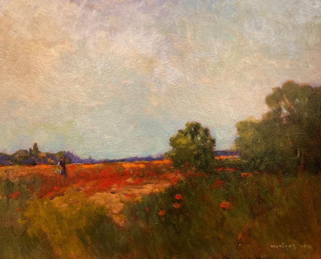 Esta pieza, "Amapolas de California", es  Óleo sobre tabla de 14x18 de la artista Monique Sakellarios. Se muestra una vista de un extenso campo de flores salpicado de amapolas rojas y árboles.  A lo lejos se ve una figura caminando por el campo.  El