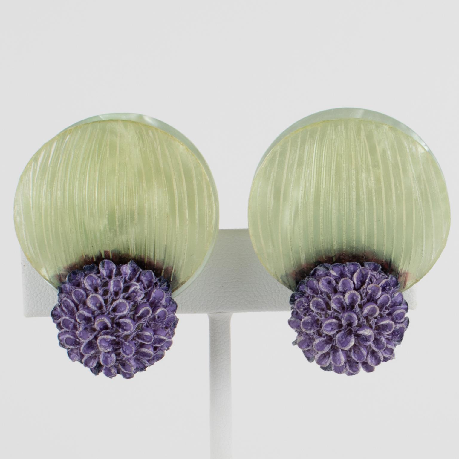 Boucles d'oreilles en résine Aqua Green et Lavender de Monique Vedie, Line Vautrin School Excellent état - En vente à Atlanta, GA