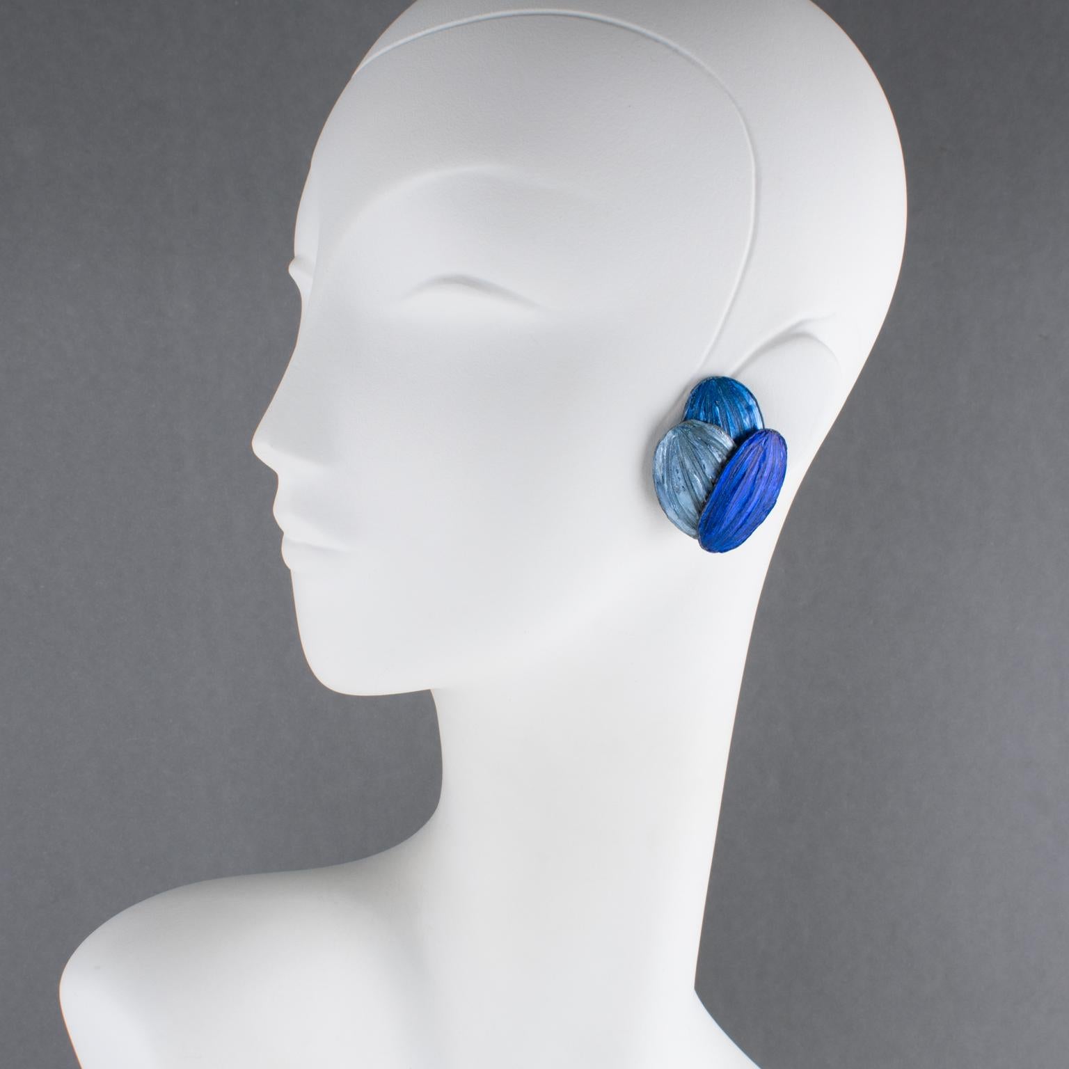 Questi rari orecchini a clip in Talosel o resina di Monique Vedié presentano una forma di fiore stilizzato e dimensionale in una tonalità blu perlato. Come tutti i pezzi Vedié d'epoca, non c'è alcun marchio di fabbrica visibile.
Misure: 1,44 pollici