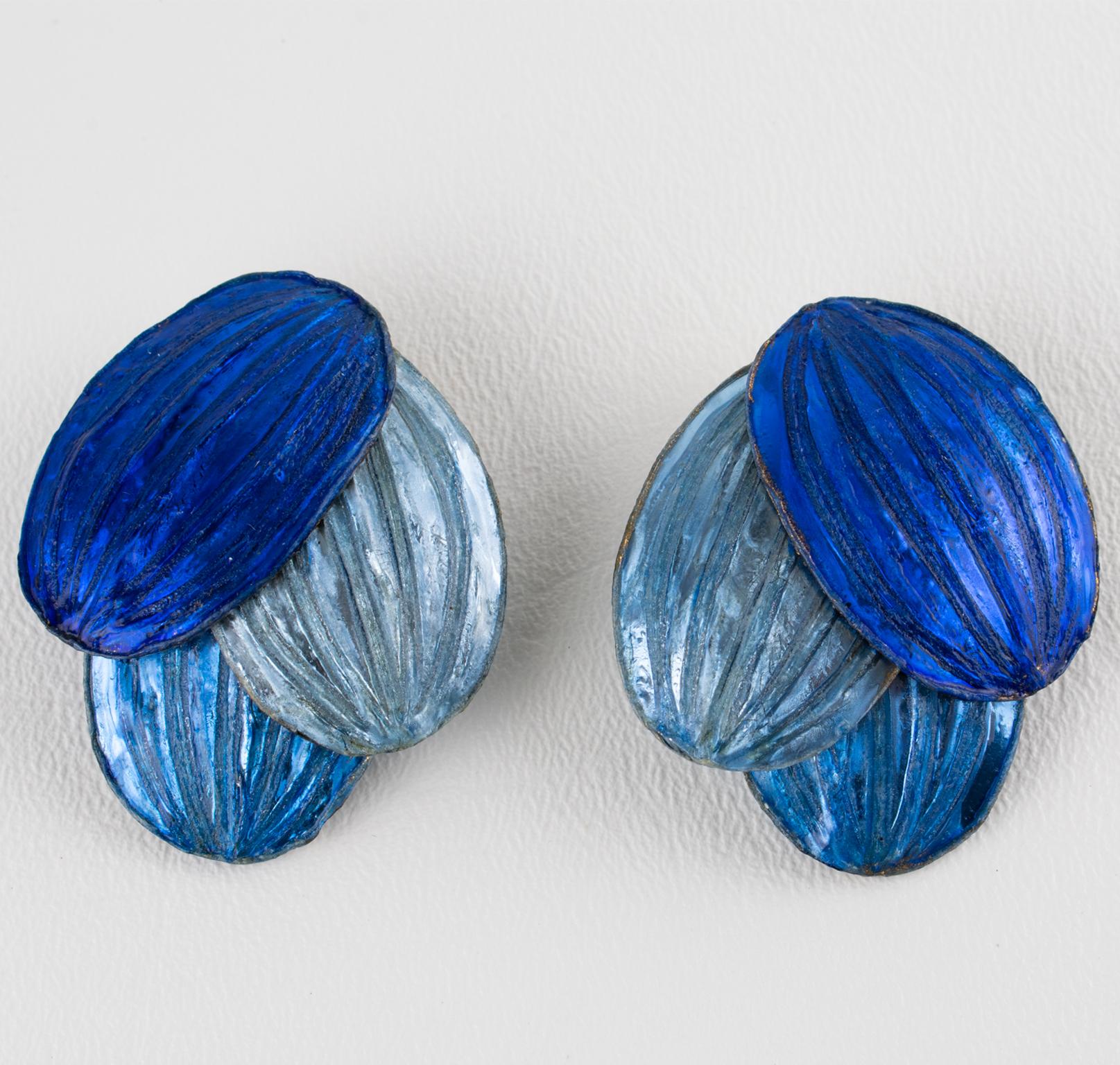 Moderno Monique Vedie Orecchini a clip floreali in resina blu, Line Vautrin School in vendita