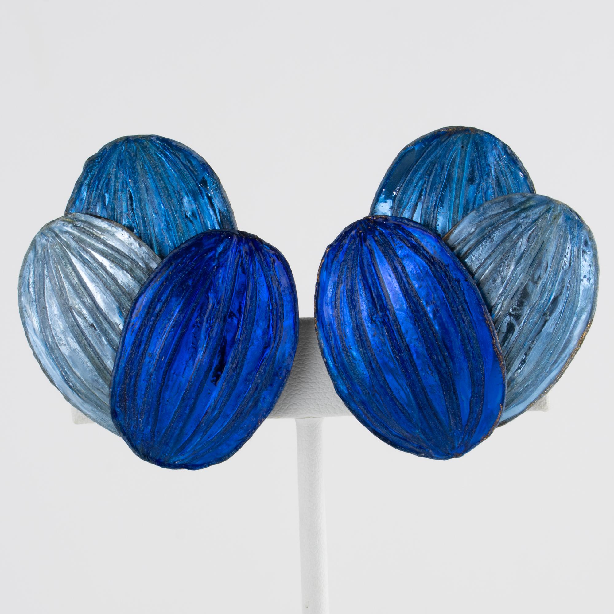 Monique Vedie Orecchini a clip floreali in resina blu, Line Vautrin School In condizioni buone in vendita a Atlanta, GA