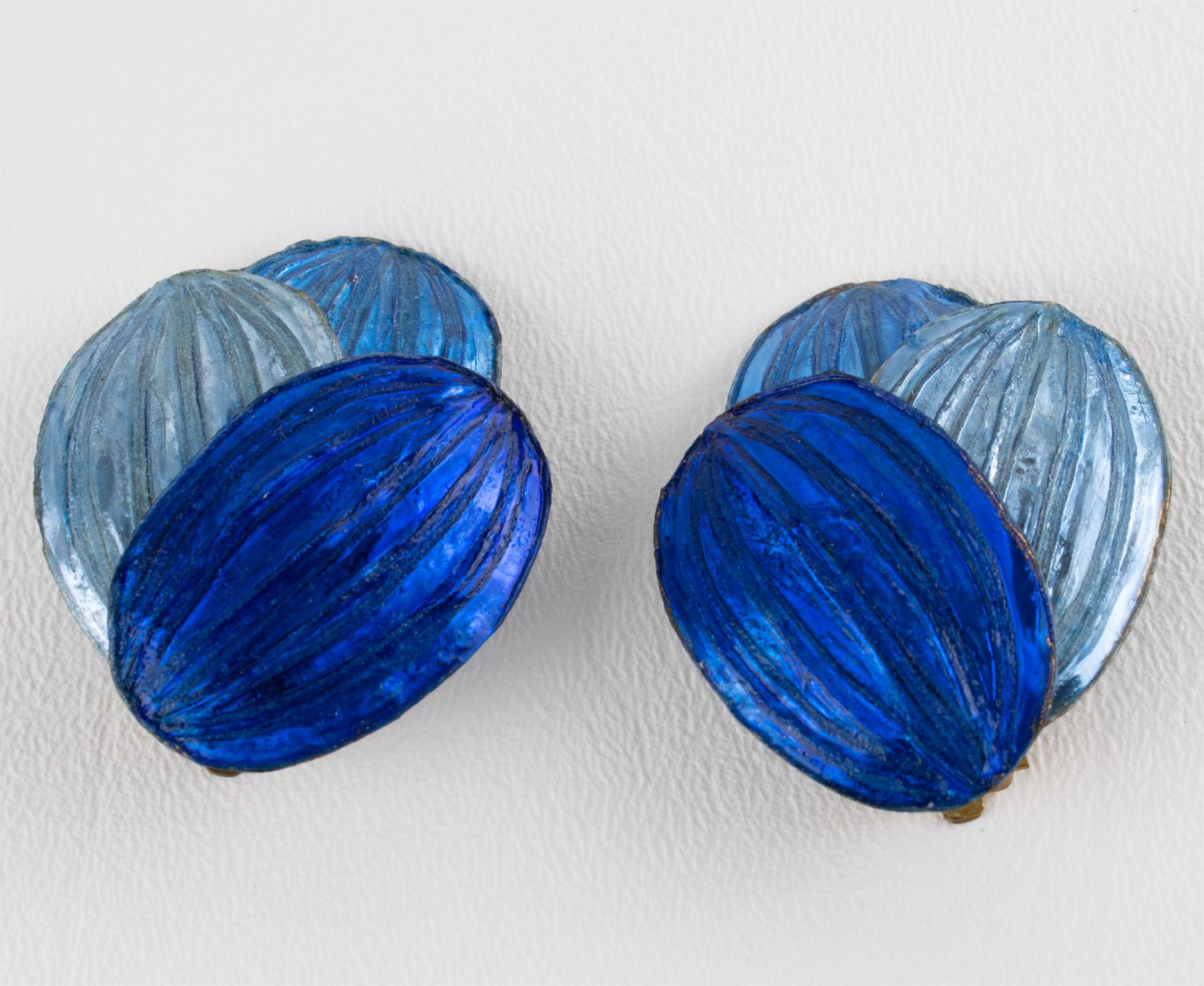 Donna Monique Vedie Orecchini a clip floreali in resina blu, Line Vautrin School in vendita