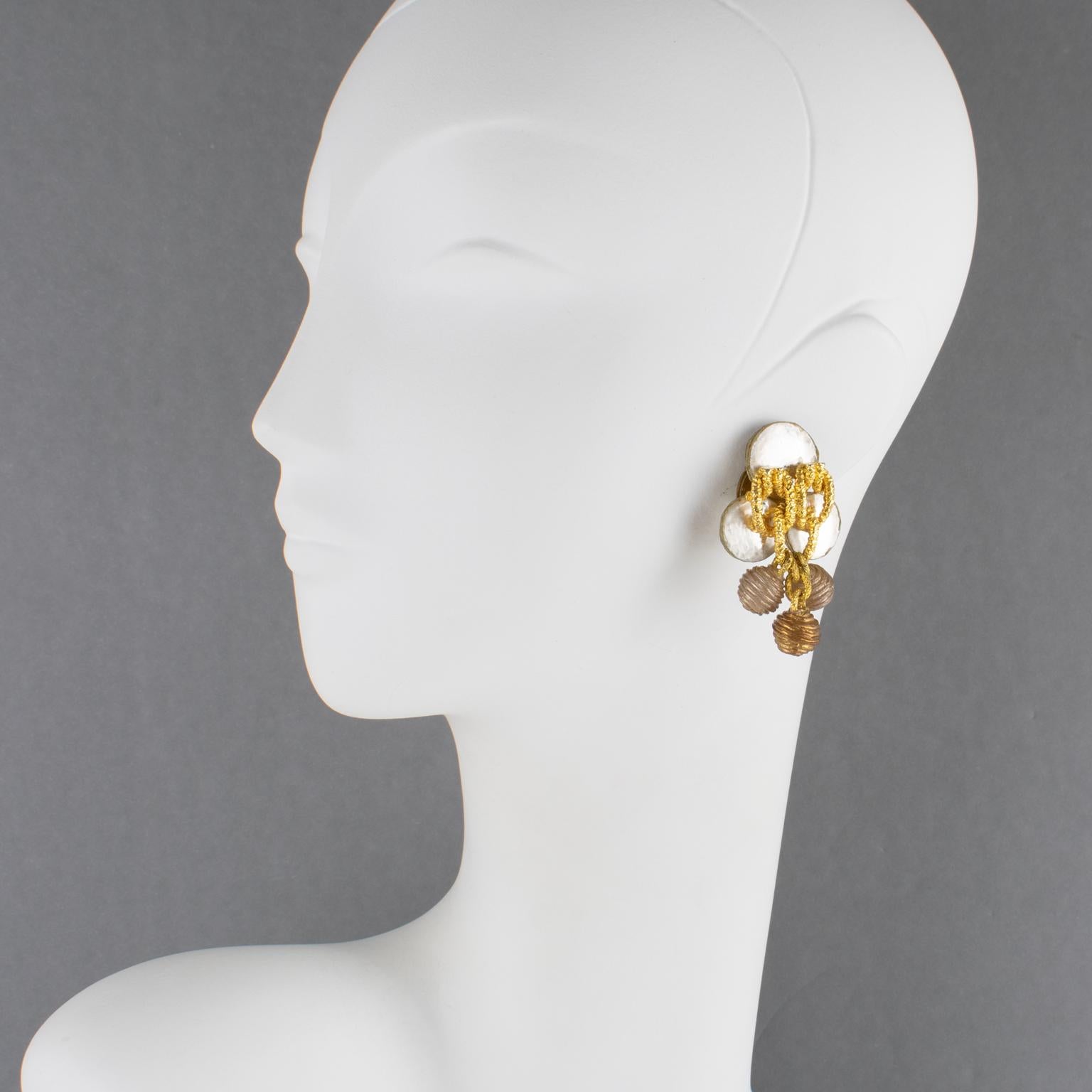Moderno Monique Vedie, Orecchini a Clip in Resina Talosel Dorata della Line Vautrin School in vendita