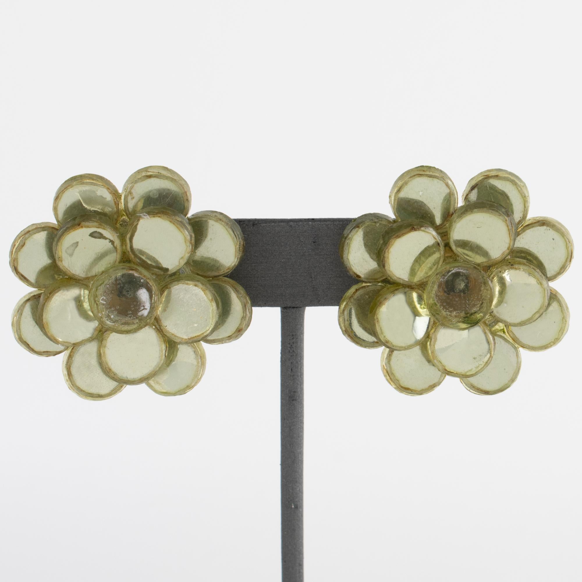 Monique Vautrin Line Greene & Greene Greene Boucles d'oreilles à clip floral en talosel et miroir vert Bon état - En vente à Atlanta, GA